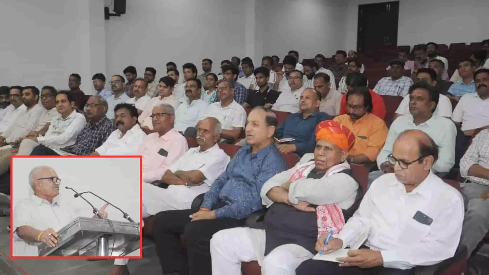 प्रताप गौरव केन्द्र के पद्मिनी सभागार में आयोजित बैठक के दौरान मंच पर बोलते वक्ता और बैठे हुए लोग। प्रताप गौरव केन्द्र के पद्मिनी सभागार में आयोजित बैठक के दौरान मंच पर बोलते वक्ता और बैठे हुए लोग।