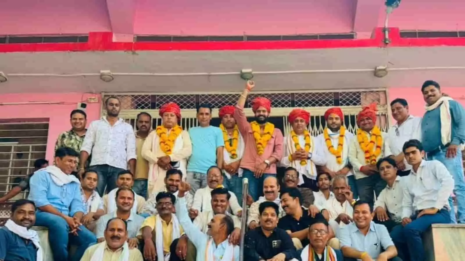 कोटा में नवनियुक्त भाजपा जिलाध्यक्ष हेमंत मीणा रजपाली का अभिनंदन करते मीणा समाज के लोग। कोटा में नवनियुक्त भाजपा जिलाध्यक्ष हेमंत मीणा रजपाली का अभिनंदन करते मीणा समाज के लोग।