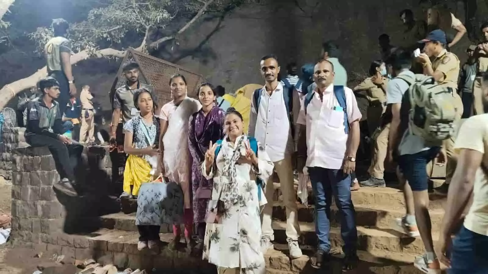 रायगढ़ किले की सीढ़ियों पर स्वच्छता अभियान के बाद खड़े प्रफुल्लित केंद्र संस्था के स्वयंसेवक और सुरक्षाकर्मी। रायगढ़ किले की सीढ़ियों पर स्वच्छता अभियान के बाद खड़े प्रफुल्लित केंद्र संस्था के स्वयंसेवक और सुरक्षाकर्मी।