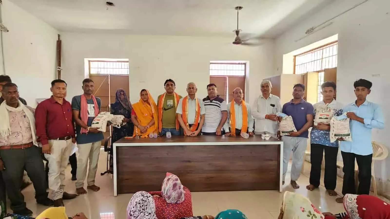 खेरवाड़ा के किसान सेवा केंद्र पर आयोजित कार्यक्रम में बीज वितरण करते अतिथि और ग्रामीण।