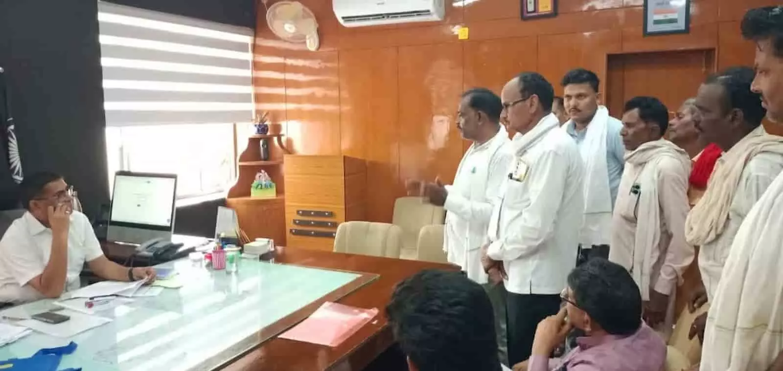 बारां में हथियादह सिंचाई परियोजना से प्रभावित ग्रामीण जिला कलेक्टर को ज्ञापन सौंपते हुए।