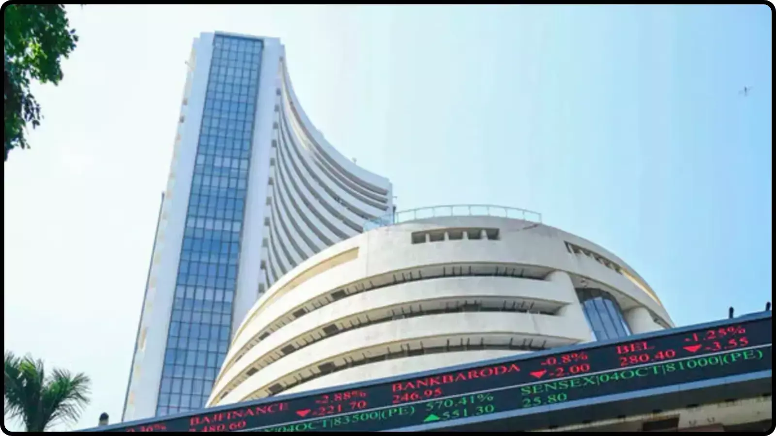 मुंबई में नीले आकाश के नीचे खड़ी बॉम्बे स्टॉक एक्सचेंज की मुख्य गोलाकार इमारत और नीचे लगा डिजिटल टिकर बोर्ड. मुंबई में नीले आकाश के नीचे खड़ी बॉम्बे स्टॉक एक्सचेंज की मुख्य गोलाकार इमारत और नीचे लगा डिजिटल टिकर बोर्ड.