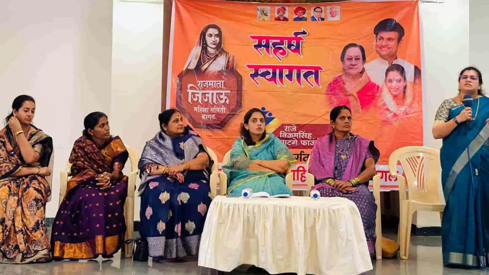 कागल के श्रीराम मंदिर में आयोजित मार्गदर्शन सत्र के मंच पर बैठीं नवोदिता घाटगे और अन्य महिलाएं। कागल के श्रीराम मंदिर में आयोजित मार्गदर्शन सत्र के मंच पर बैठीं नवोदिता घाटगे और अन्य महिलाएं।
