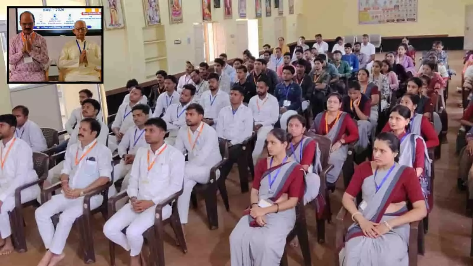 छबड़ा के आदर्श विद्या मंदिर में आयोजित नव चयनित आचार्य विकास वर्ग प्रशिक्षण सत्र में भाग लेते शिक्षक और अतिथि।