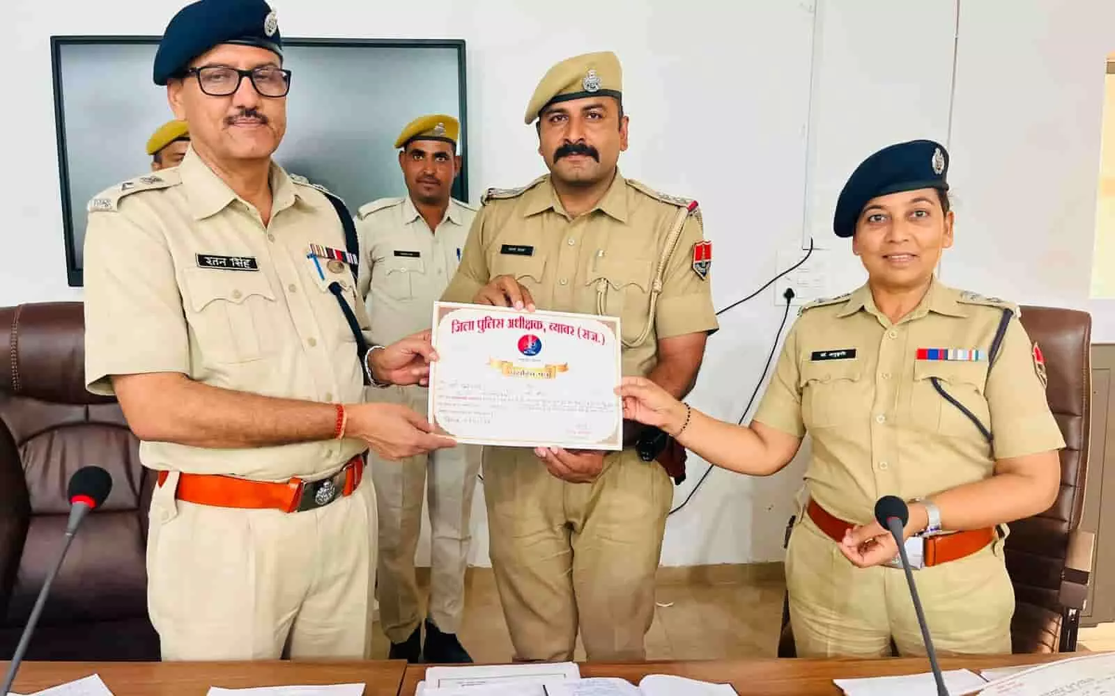 ब्यावर में एसपी रतन सिंह ने उत्कृष्ट कार्य के लिए थानाधिकारी पन्नालाल को सम्मानित किया। ब्यावर में एसपी रतन सिंह ने उत्कृष्ट कार्य के लिए थानाधिकारी पन्नालाल को सम्मानित किया।