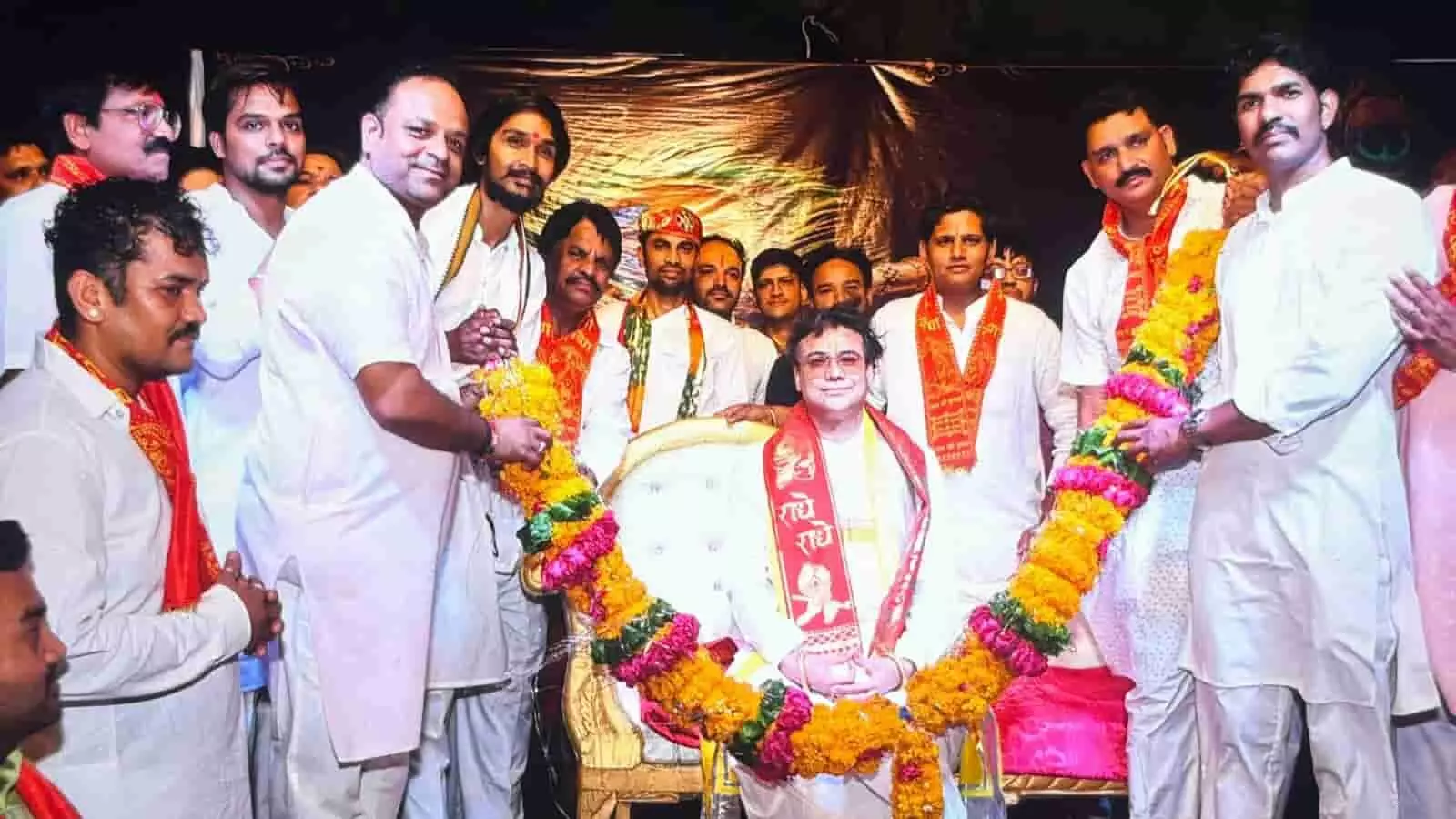 नन्दग्राम पाटनपोल कोटा में आयोजित धार्मिक कार्यक्रम के दौरान मंच पर मौजूद अतिथि और आयोजक। नन्दग्राम पाटनपोल कोटा में आयोजित धार्मिक कार्यक्रम के दौरान मंच पर मौजूद अतिथि और आयोजक।