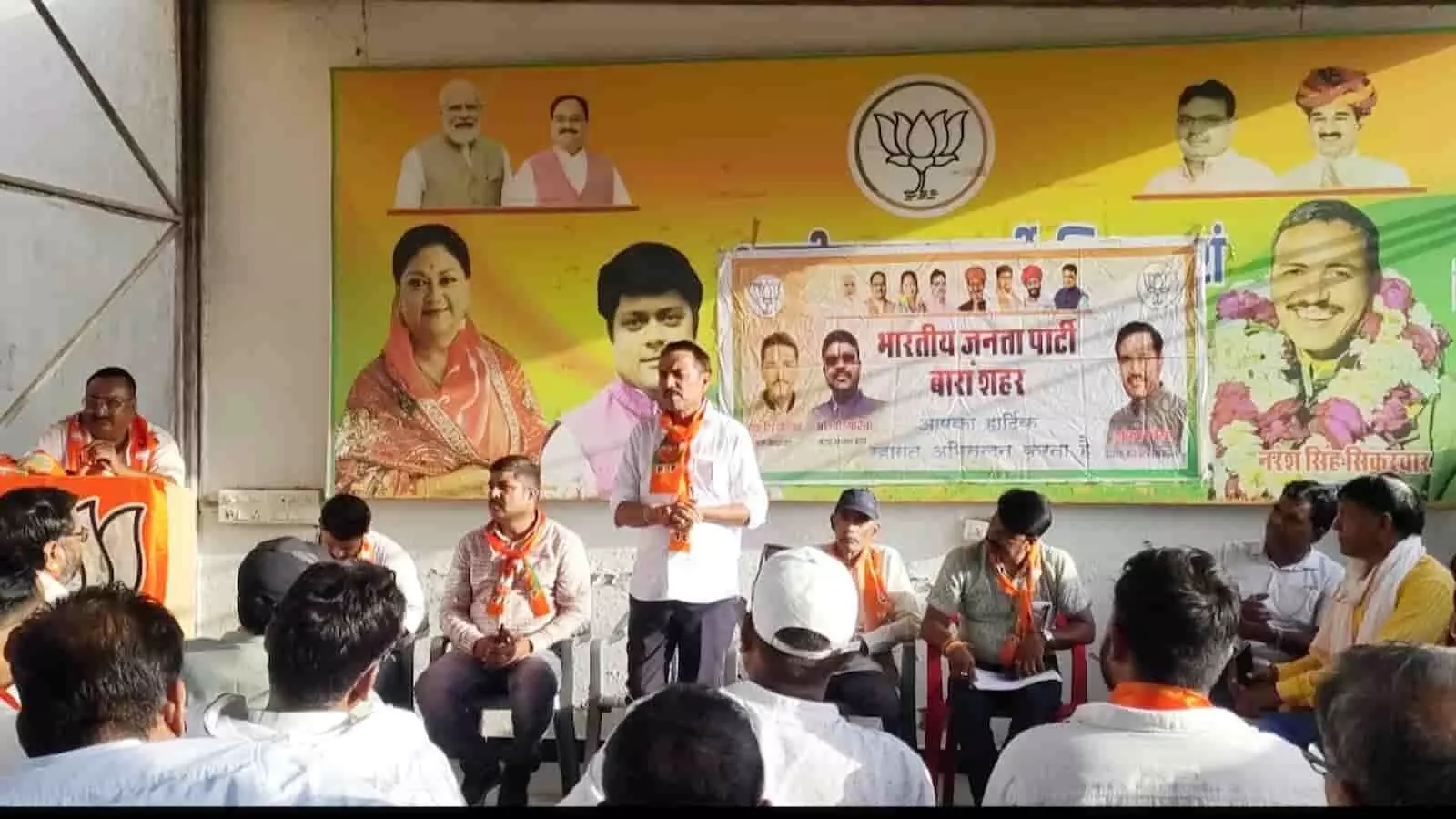 भाजपा कार्यालय में आयोजित बैठक के दौरान मंच पर बैठे और संबोधित करते हुए पार्टी पदाधिकारी। भाजपा कार्यालय में आयोजित बैठक के दौरान मंच पर बैठे और संबोधित करते हुए पार्टी पदाधिकारी।