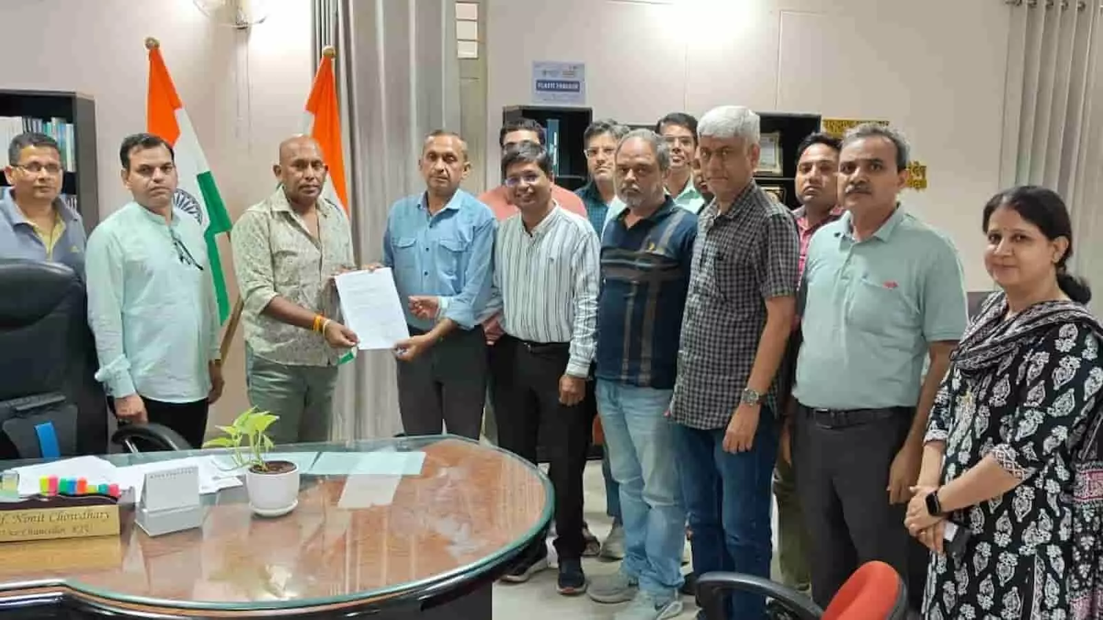 राजस्थान तकनीकी विश्वविद्यालय में प्रशासनिक विवाद पर ज्ञापन सौंपते कर्मचारी और संकाय सदस्य। राजस्थान तकनीकी विश्वविद्यालय में प्रशासनिक विवाद पर ज्ञापन सौंपते कर्मचारी और संकाय सदस्य।