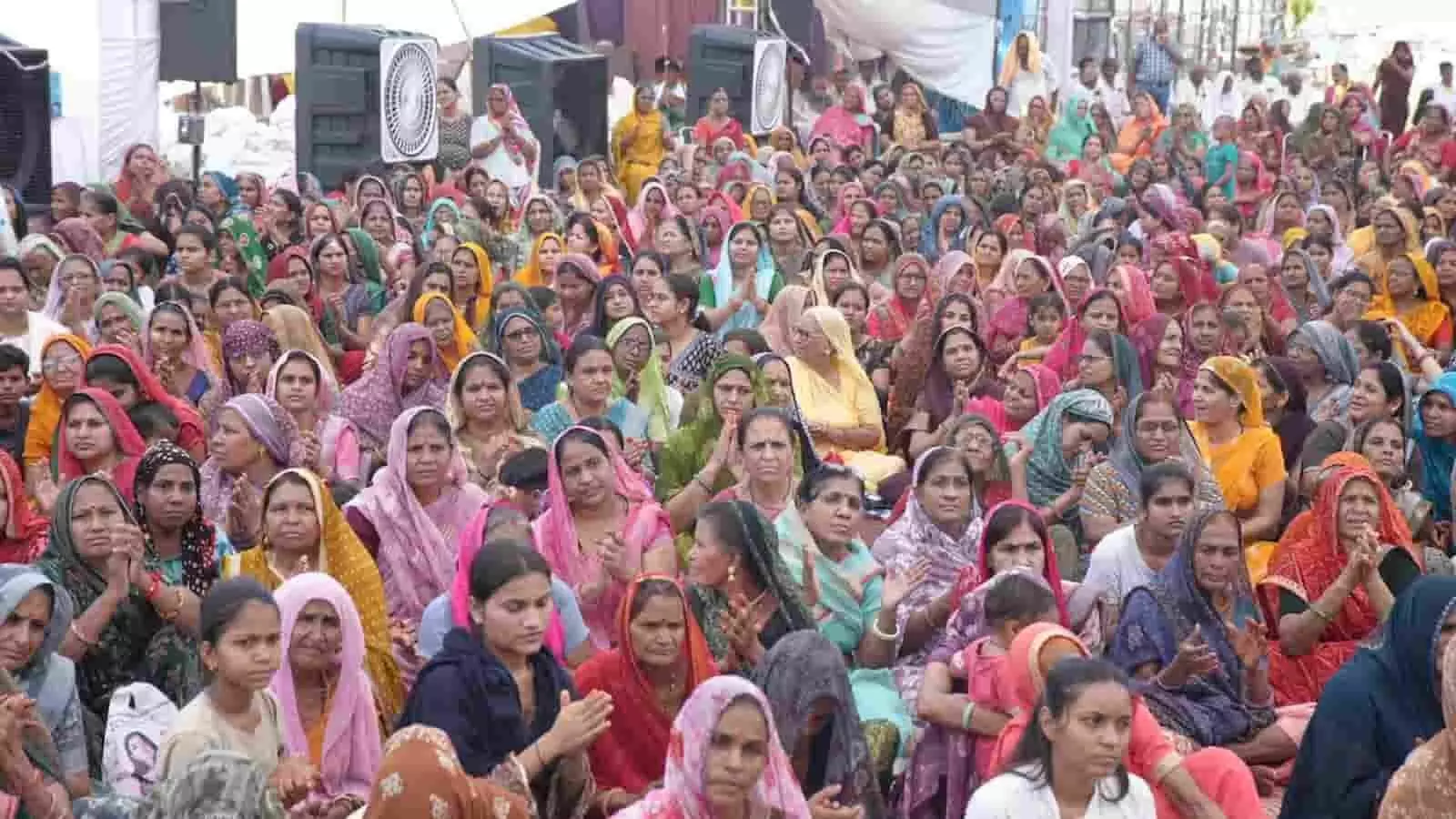 तस्वीर में कोटा के धरणीधर गार्डन में श्रीमद भागवत कथा सुन रहे श्रद्धालु दिख रहे हैं। तस्वीर में कोटा के धरणीधर गार्डन में श्रीमद भागवत कथा सुन रहे श्रद्धालु दिख रहे हैं।