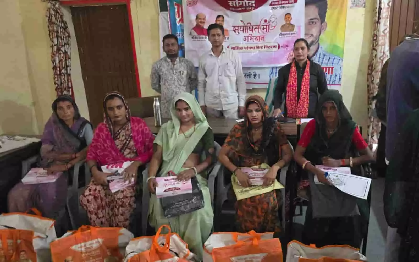 तस्वीर में सांगोद में सुपोषित मां अभियान के तहत महिलाओं को पोषण किट वितरित की गई। तस्वीर में सांगोद में सुपोषित मां अभियान के तहत महिलाओं को पोषण किट वितरित की गई।