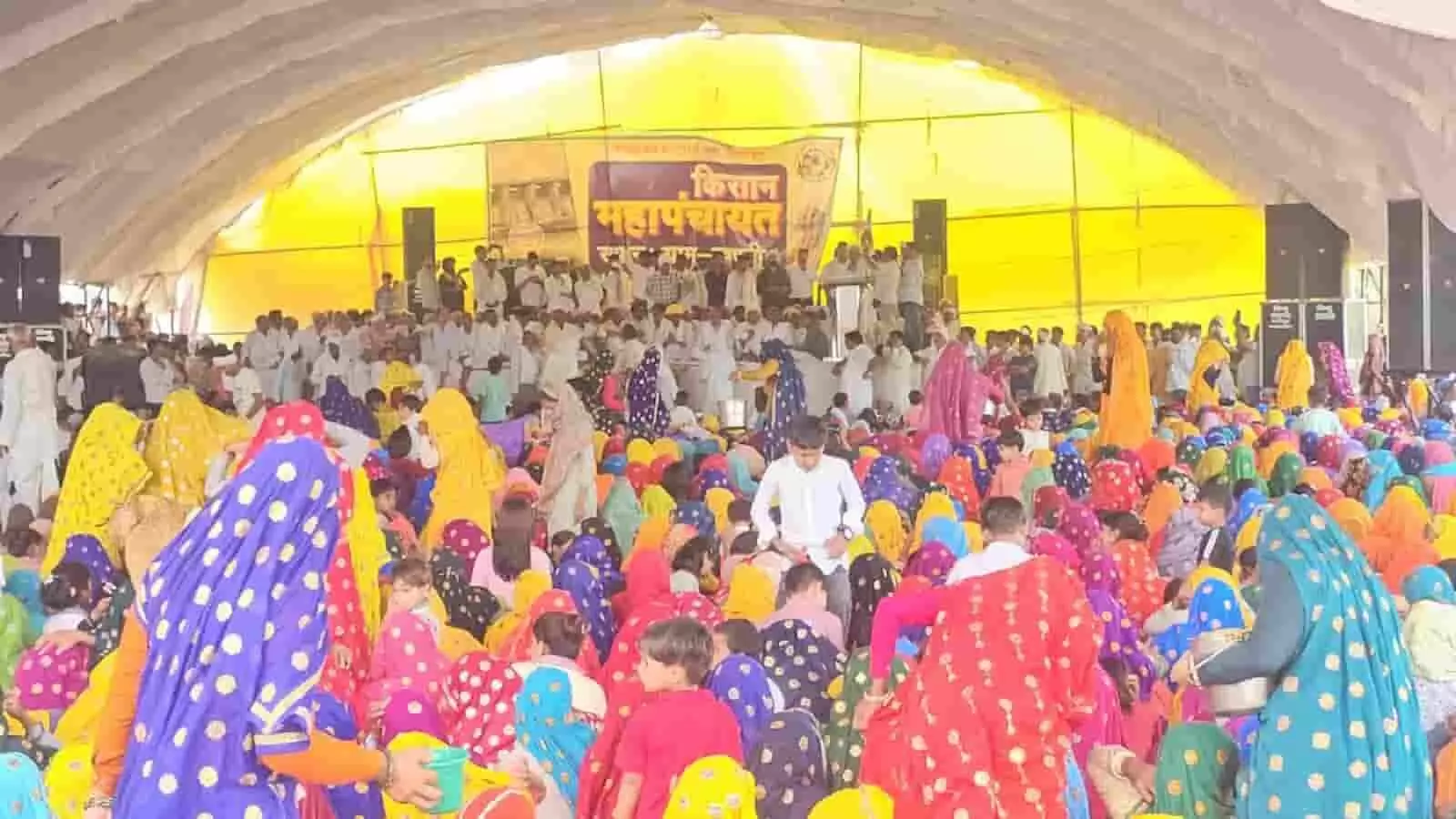 खण्डीप में पांचना बांध से पानी छोड़ने की मांग को लेकर चल रही किसान महापंचायत में बैठे ग्रामीण और महिलाएं। खण्डीप में पांचना बांध से पानी छोड़ने की मांग को लेकर चल रही किसान महापंचायत में बैठे ग्रामीण और महिलाएं।