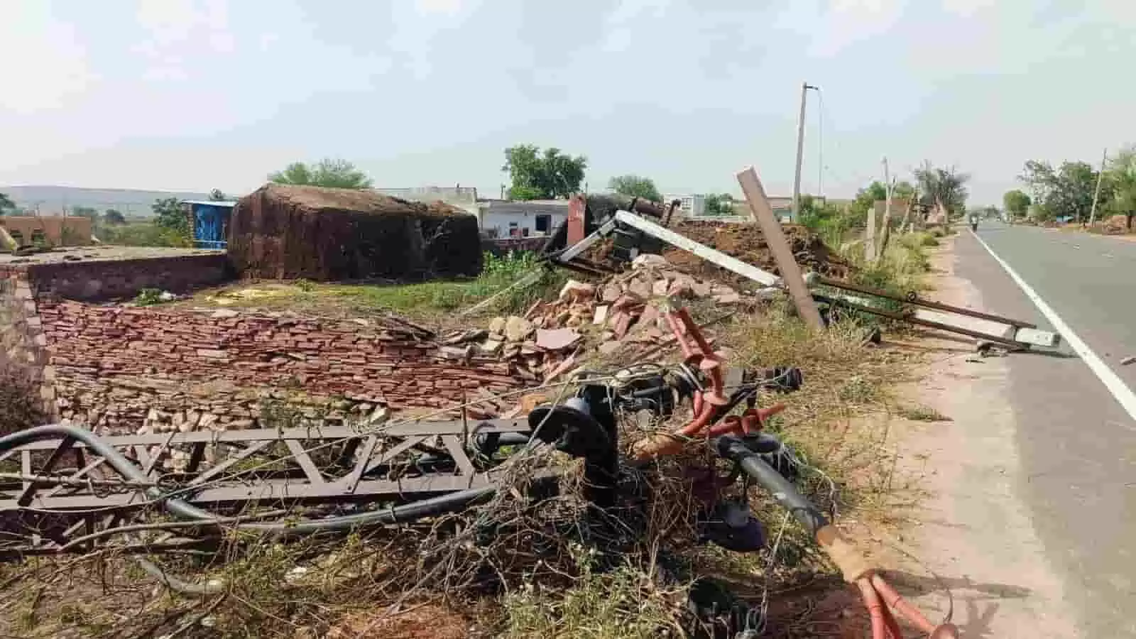 बयाना के नगला जाटव में सड़क किनारे जमीन पर गिरा हुआ बिजली का पोल और जर्जर तार। बयाना के नगला जाटव में सड़क किनारे जमीन पर गिरा हुआ बिजली का पोल और जर्जर तार।