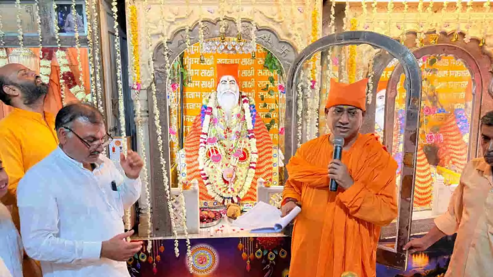 तस्वीर में जयपुर के श्री अमरापुर स्थान में चालीहा महोत्सव के शुभारंभ पर भक्त और संत पूजन करते हुए दिख रहे हैं। तस्वीर में जयपुर के श्री अमरापुर स्थान में चालीहा महोत्सव के शुभारंभ पर भक्त और संत पूजन करते हुए दिख रहे हैं।