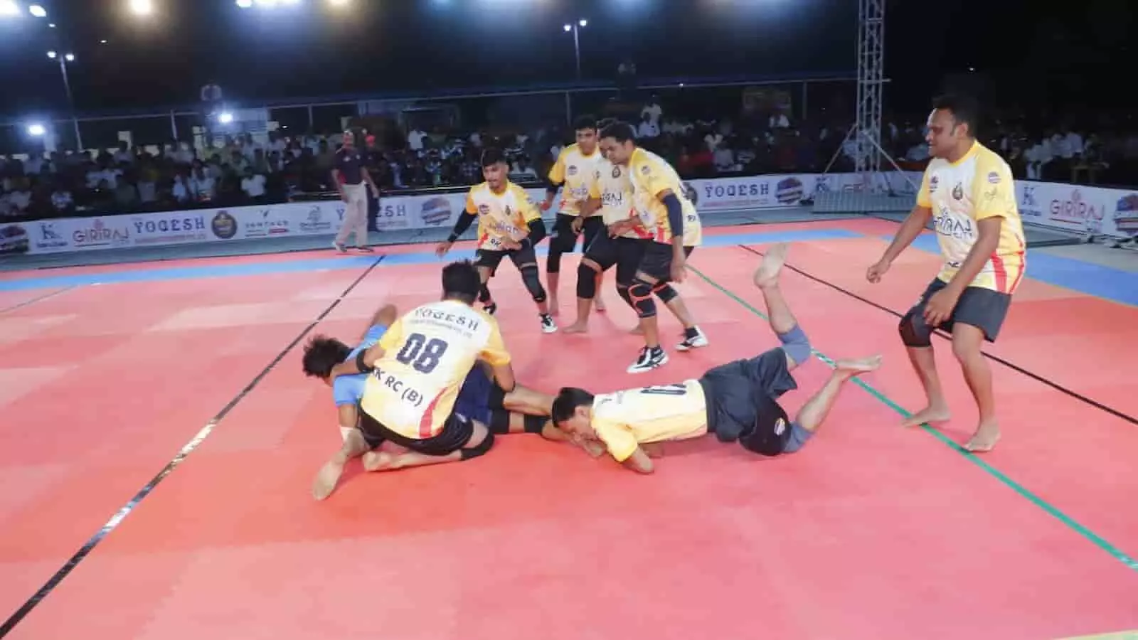 भीलवाड़ा में आयोजित महेश नवमी खेलकूद महोत्सव के दौरान कबड्डी मैच खेलते खिलाड़ी।