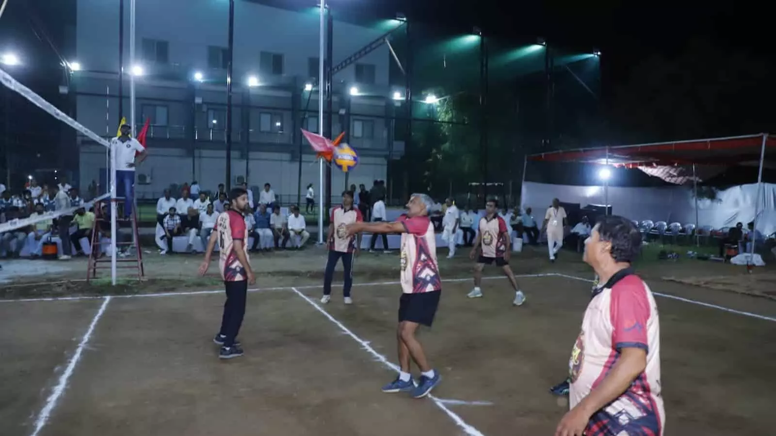 भीलवाड़ा में महेश नवमी महोत्सव के दौरान वॉलीबॉल प्रतियोगिता में शॉट मारता खिलाड़ी और दर्शक।