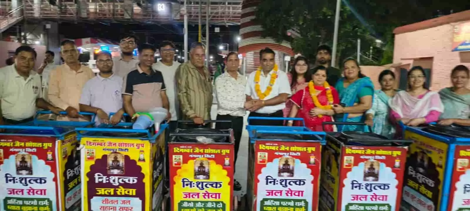 तस्वीर में गंगापुर सिटी रेलवे स्टेशन पर यात्रियों को जल पिलाते दिगंबर जैन सोशल ग्रुप के सेवादार दिख रहे हैं। तस्वीर में गंगापुर सिटी रेलवे स्टेशन पर यात्रियों को जल पिलाते दिगंबर जैन सोशल ग्रुप के सेवादार दिख रहे हैं।