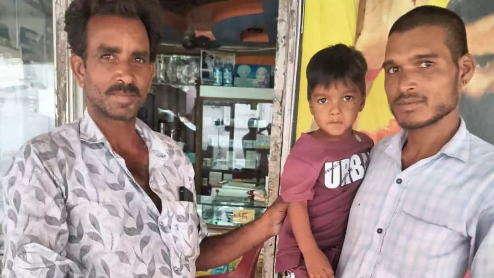 केलवा बाजार में रास्ता भटके मासूम बच्चे के साथ खड़े समाजसेवी कैलाश चंद्र सालवी और परिजन कुंदनलाल रेगर।