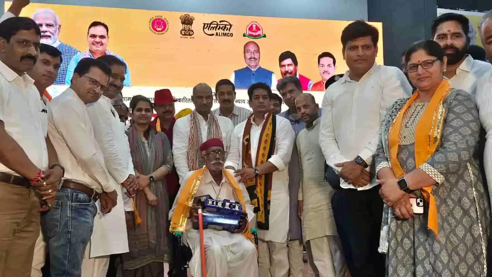 चित्तौड़गढ़ के ऑडिटोरियम में राष्ट्रीय वयोश्री योजना शिविर के दौरान वरिष्ठ नागरिक को सहायक उपकरण वितरित करते मंत्री अविनाश गहलोत और सांसद सी.पी. जोशी।