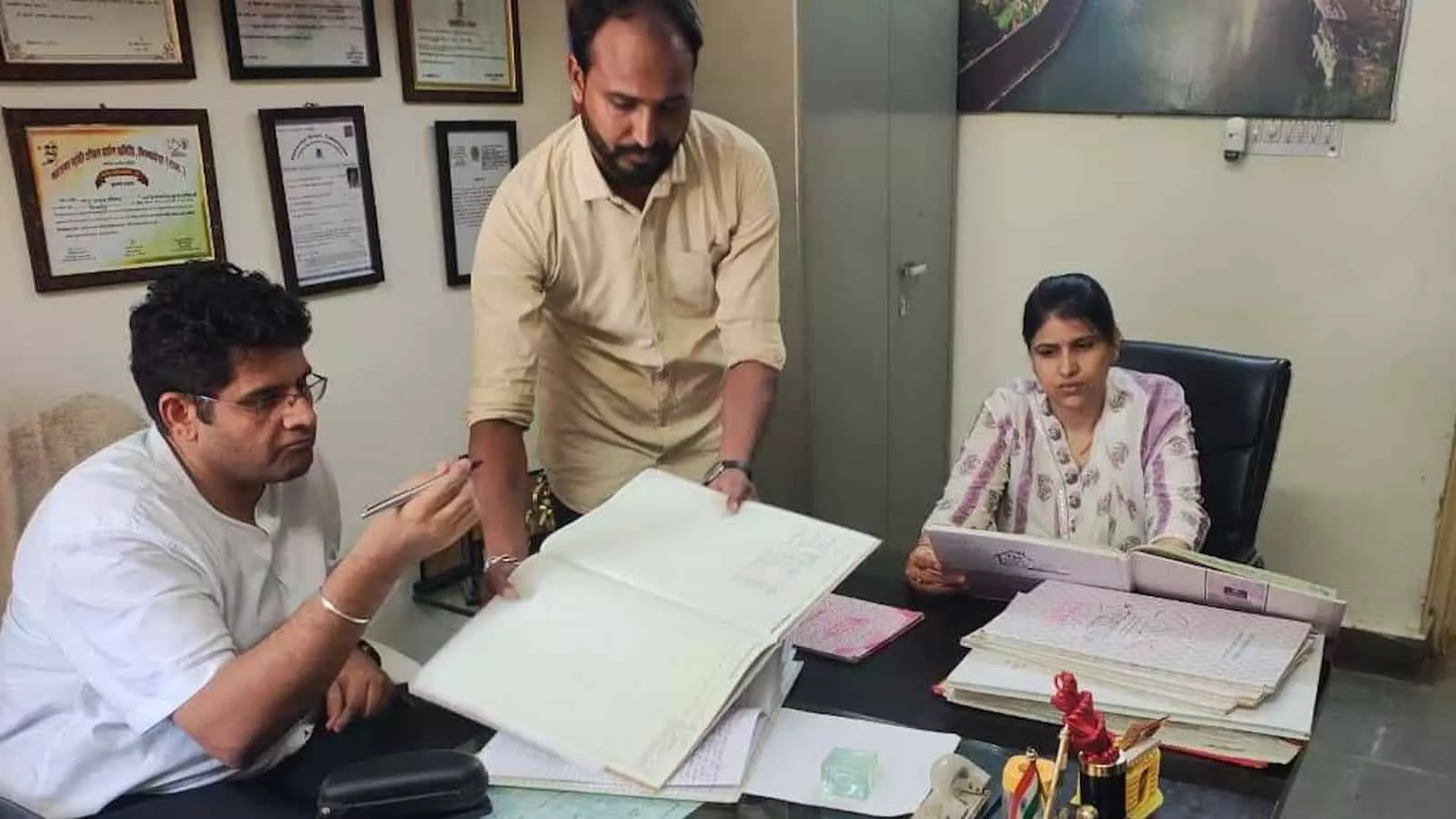 चित्तौड़गढ़ सम्प्रेक्षण गृह में निरीक्षण के दौरान रिकॉर्ड की जांच करते न्यायिक अधिकारी।
