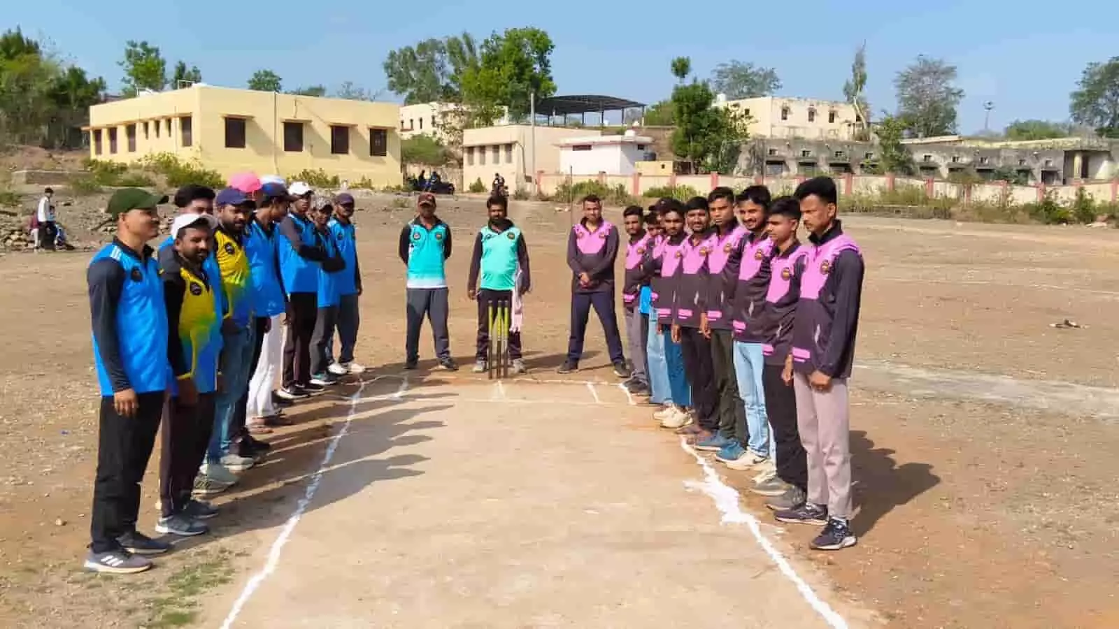 खेरवाड़ा के सारोली खेल मैदान पर क्रिकेट प्रतियोगिता के उद्घाटन मैच में उपस्थित खिलाड़ी।