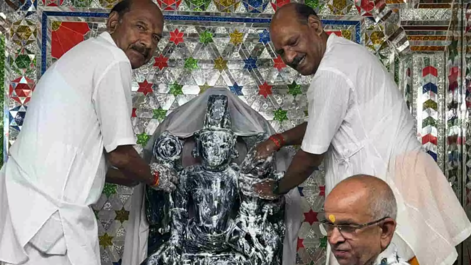 लक्ष्मीनाथ मंदिर में भगवान के विग्रह का पंचामृत अभिषेक करते पुजारी।