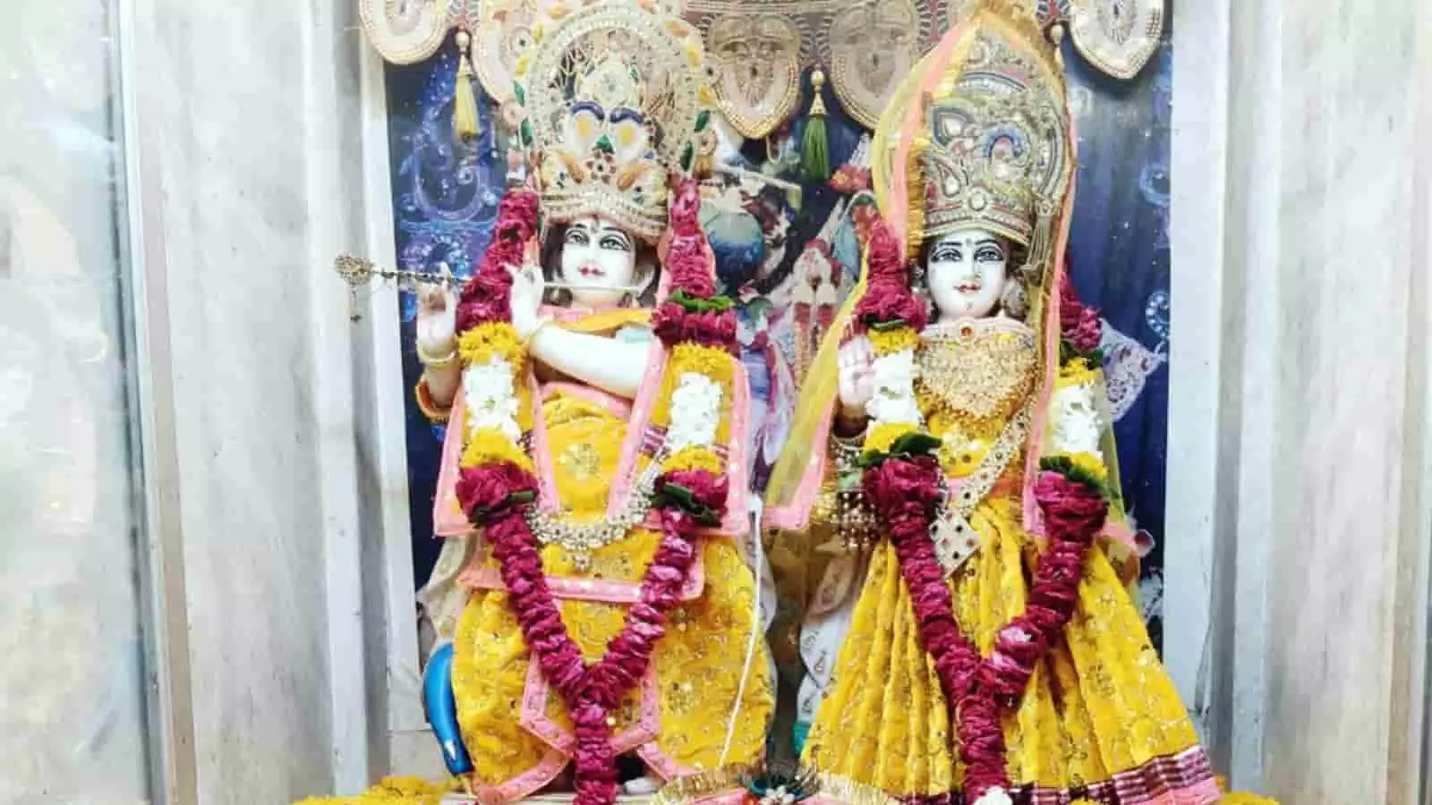 चित्तौड़गढ़ के खरड़ेश्वर महादेव मंदिर में पाटोत्सव के दौरान श्रृंगारित श्री राधाकृष्ण की प्रतिमाएं दिख रही हैं।