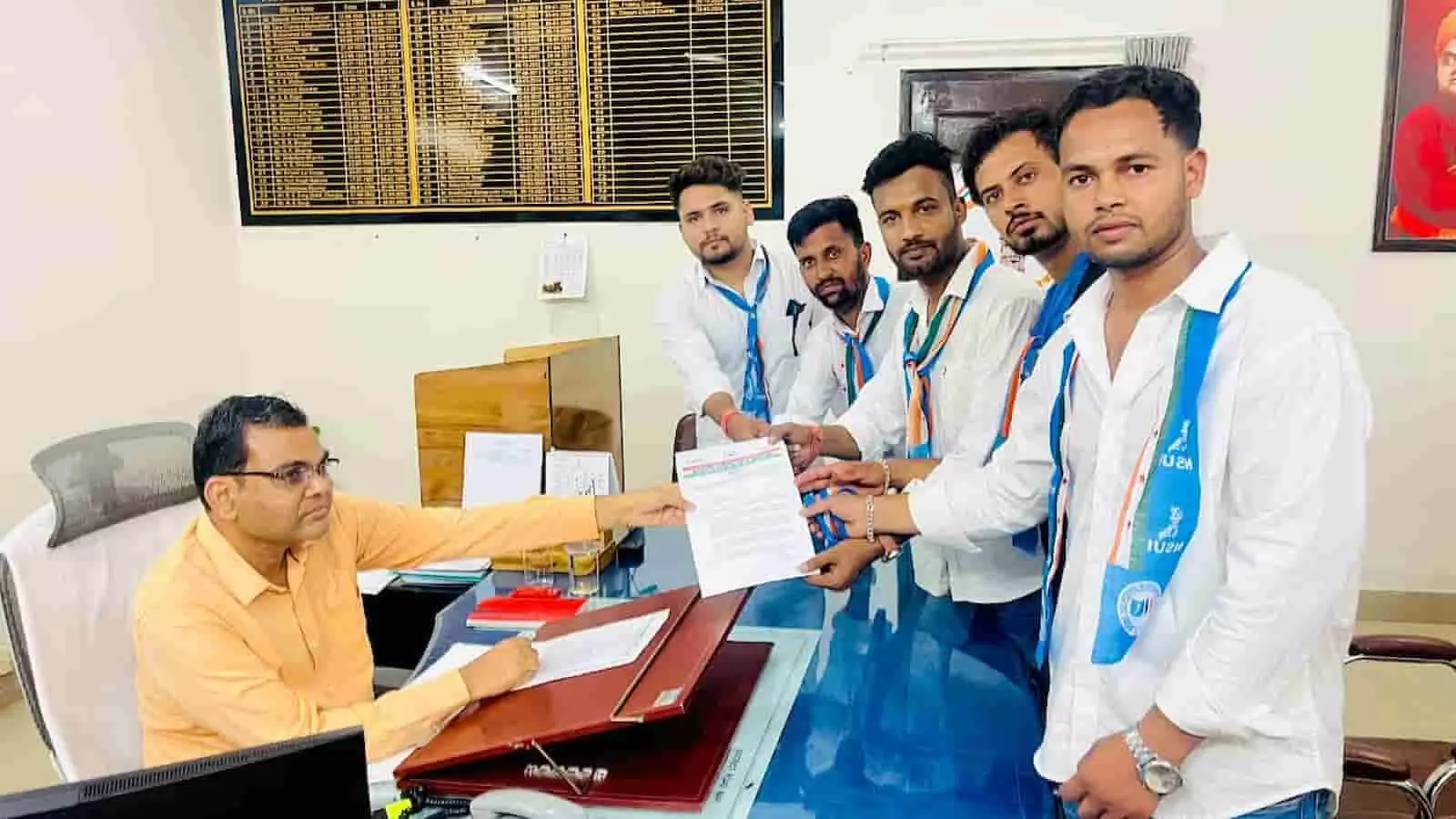 कलेक्ट्रेट कार्यालय में प्रशासनिक अधिकारी को चार सूत्रीय मांगों का ज्ञापन सौंपते एनएसयूआई कार्यकर्ता चित्तौड़गढ़ में।