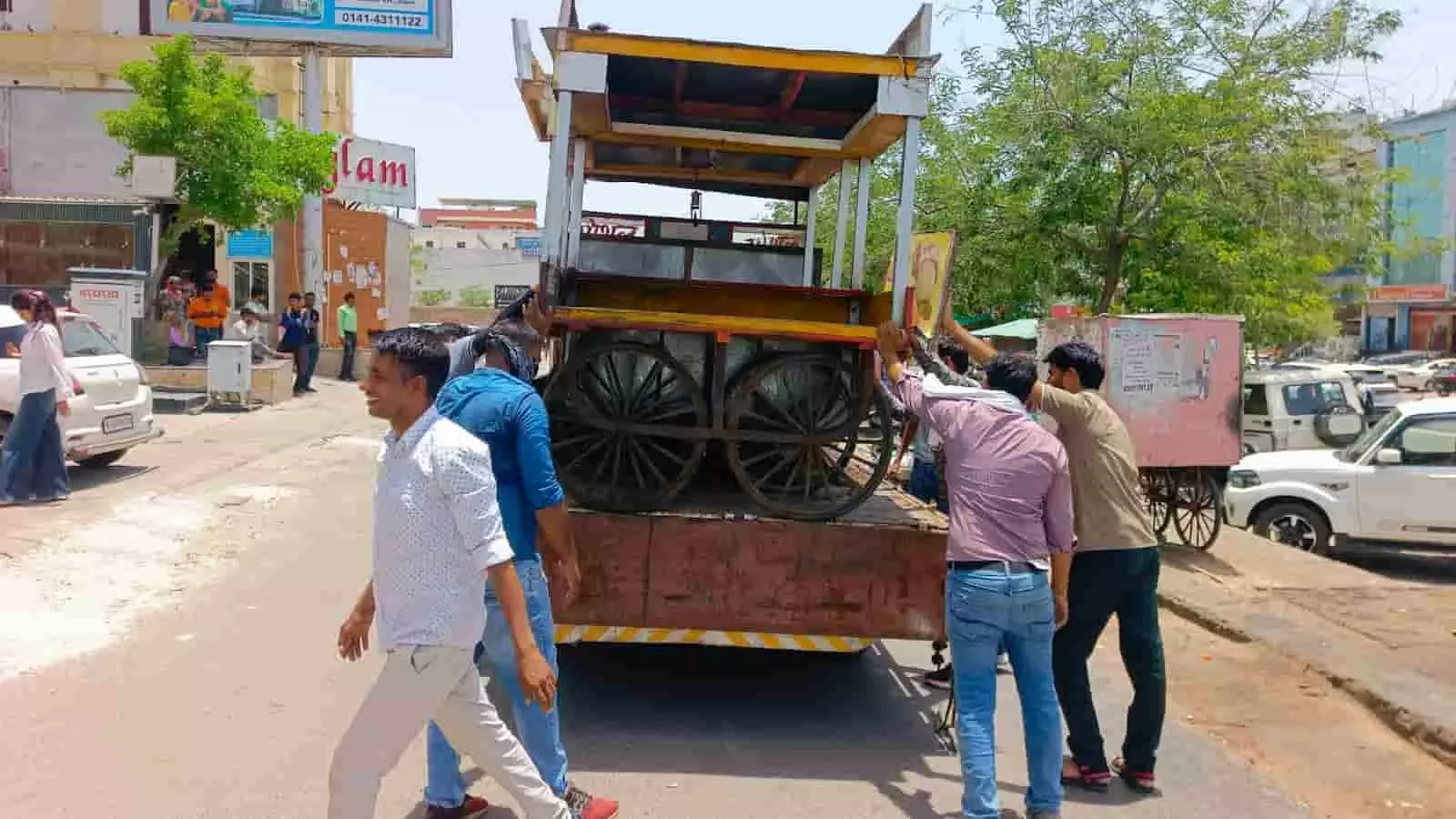 नगर निगम की टीम जयपुर में अस्पतालों और सड़कों के किनारे से अवैध अतिक्रमण हटा रही है।