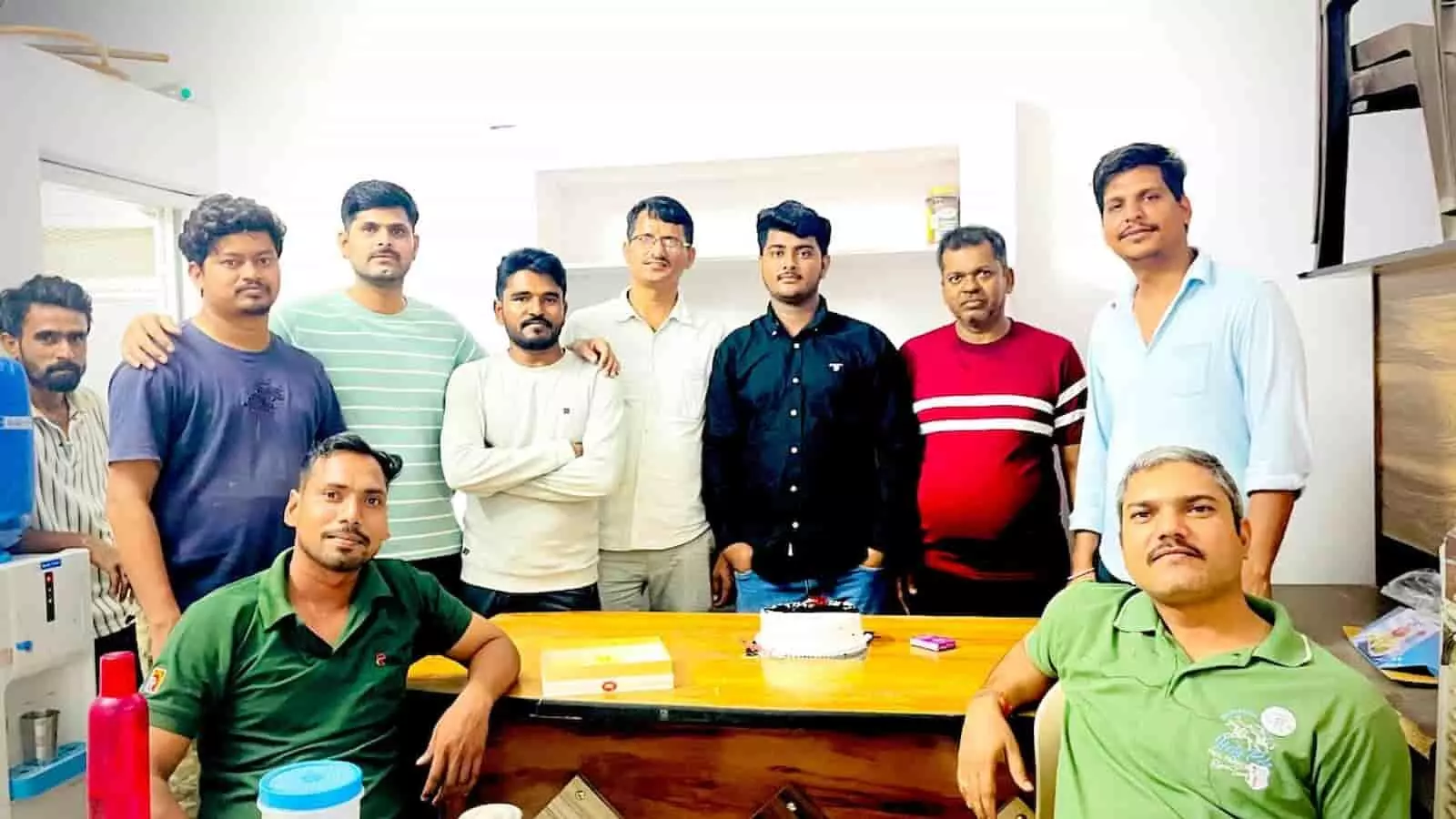 बाड़मेर के एक्सिस एनर्जी कार्यालय में केक काटने के दौरान खड़े धर्माराम वानर और अन्य कर्मचारी