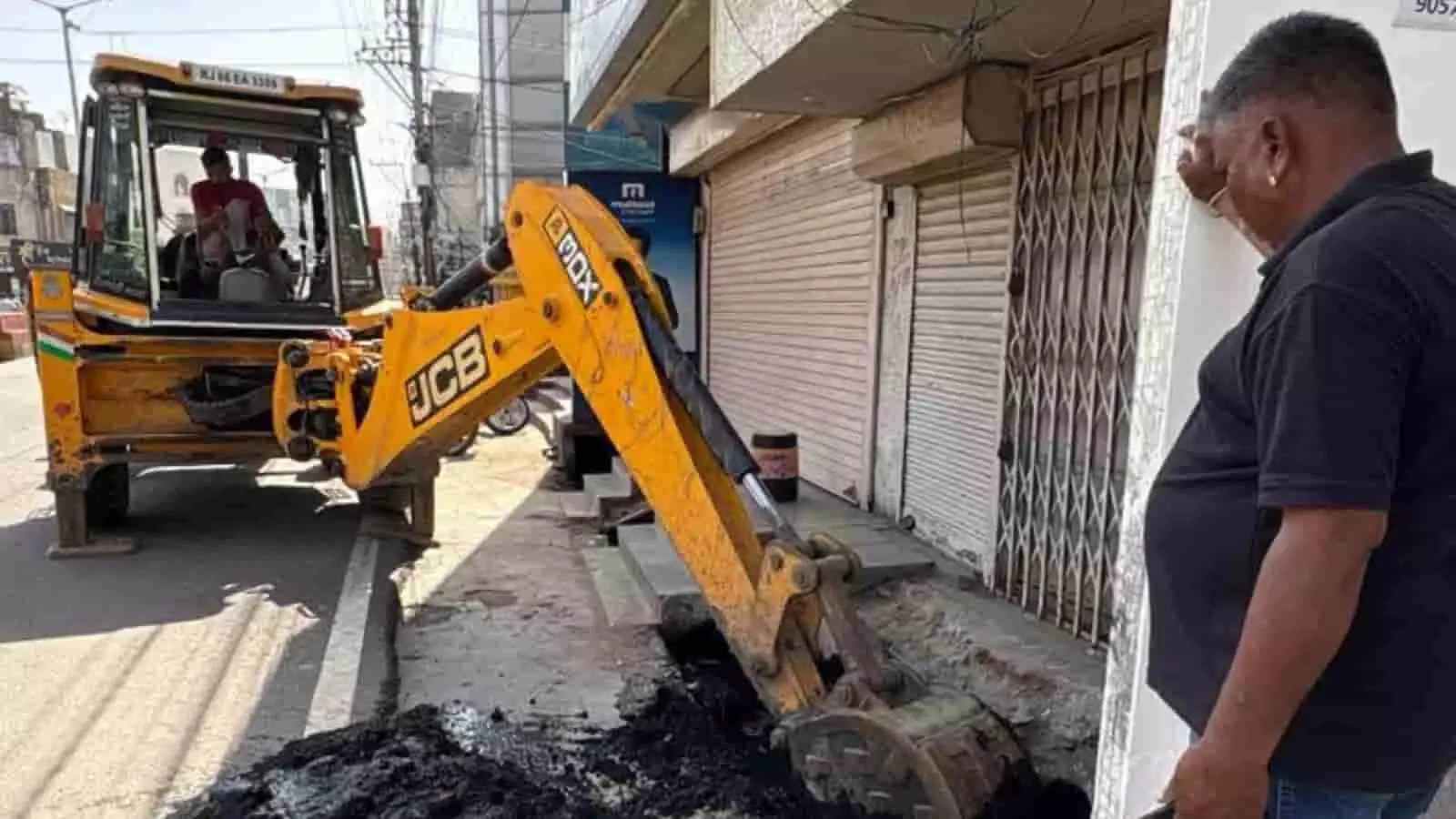 भीलवाड़ा के गंगापुर रोड पर नगर निगम द्वारा जेसीबी मशीन से नाले की सफाई और अतिक्रमण हटाने का कार्य किया जा रहा है।