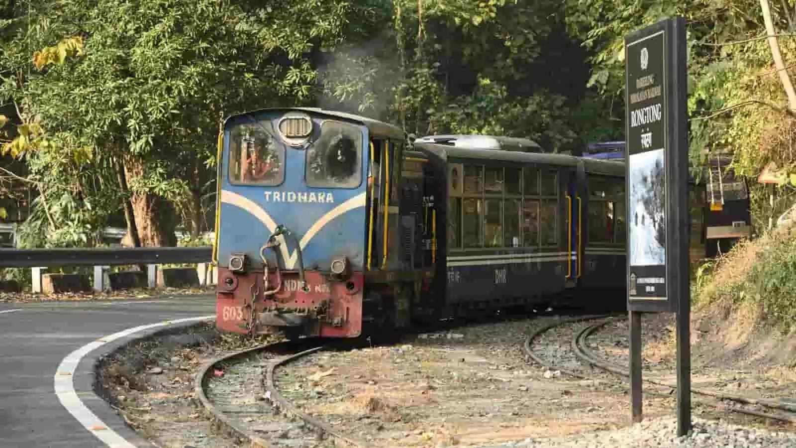 तस्वीर में रोंगटोंग स्टेशन से गुजरती दार्जिलिंग हिमालयन रेलवे की ट्रेन दिख रही है। तस्वीर में रोंगटोंग स्टेशन से गुजरती दार्जिलिंग हिमालयन रेलवे की ट्रेन दिख रही है।