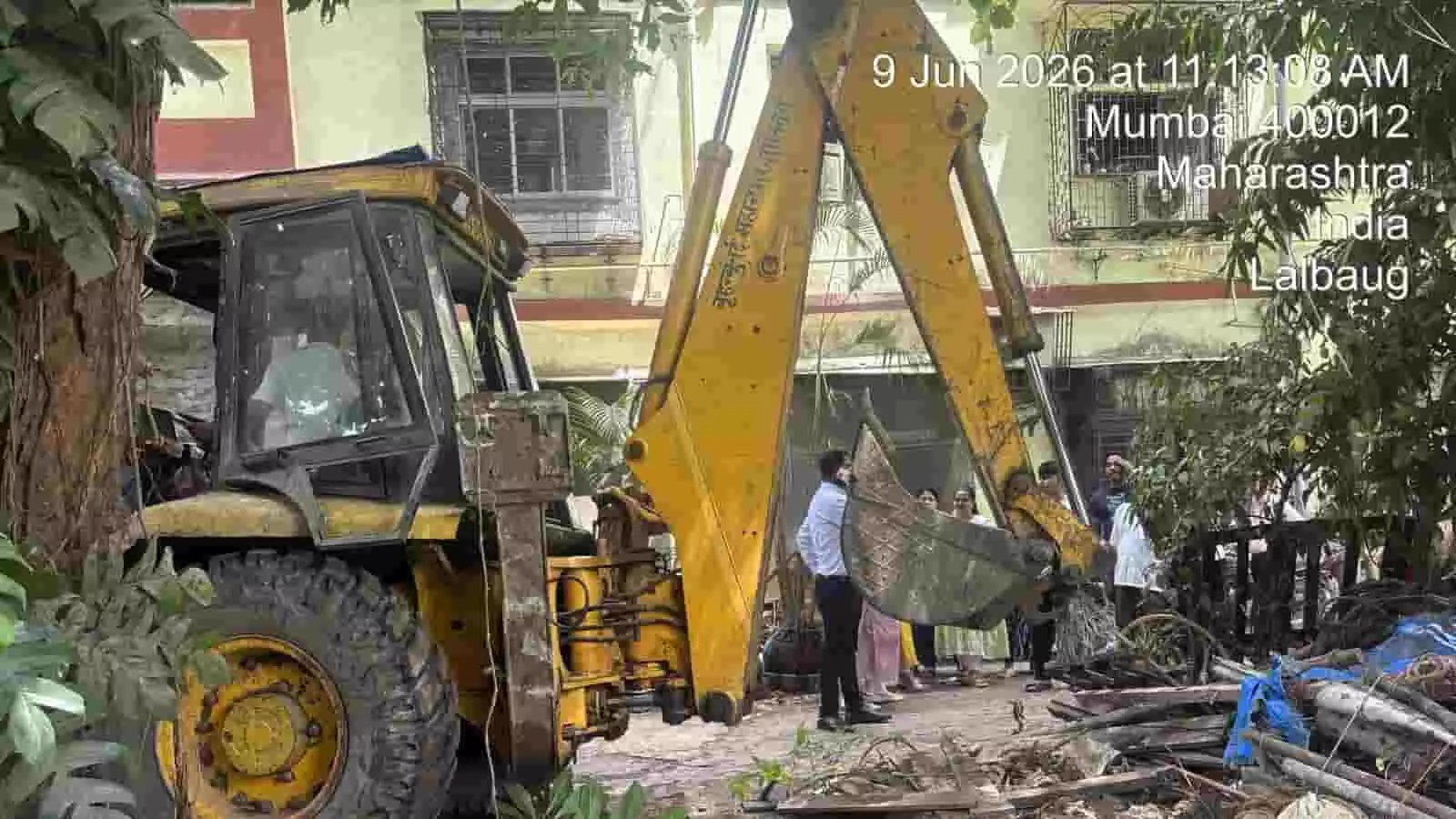 लालबाग के मेघवाडी में बीएमसी का पीला पंजा अवैध निर्माणों को ध्वस्त करते हुए दिखाई दे रहा है।