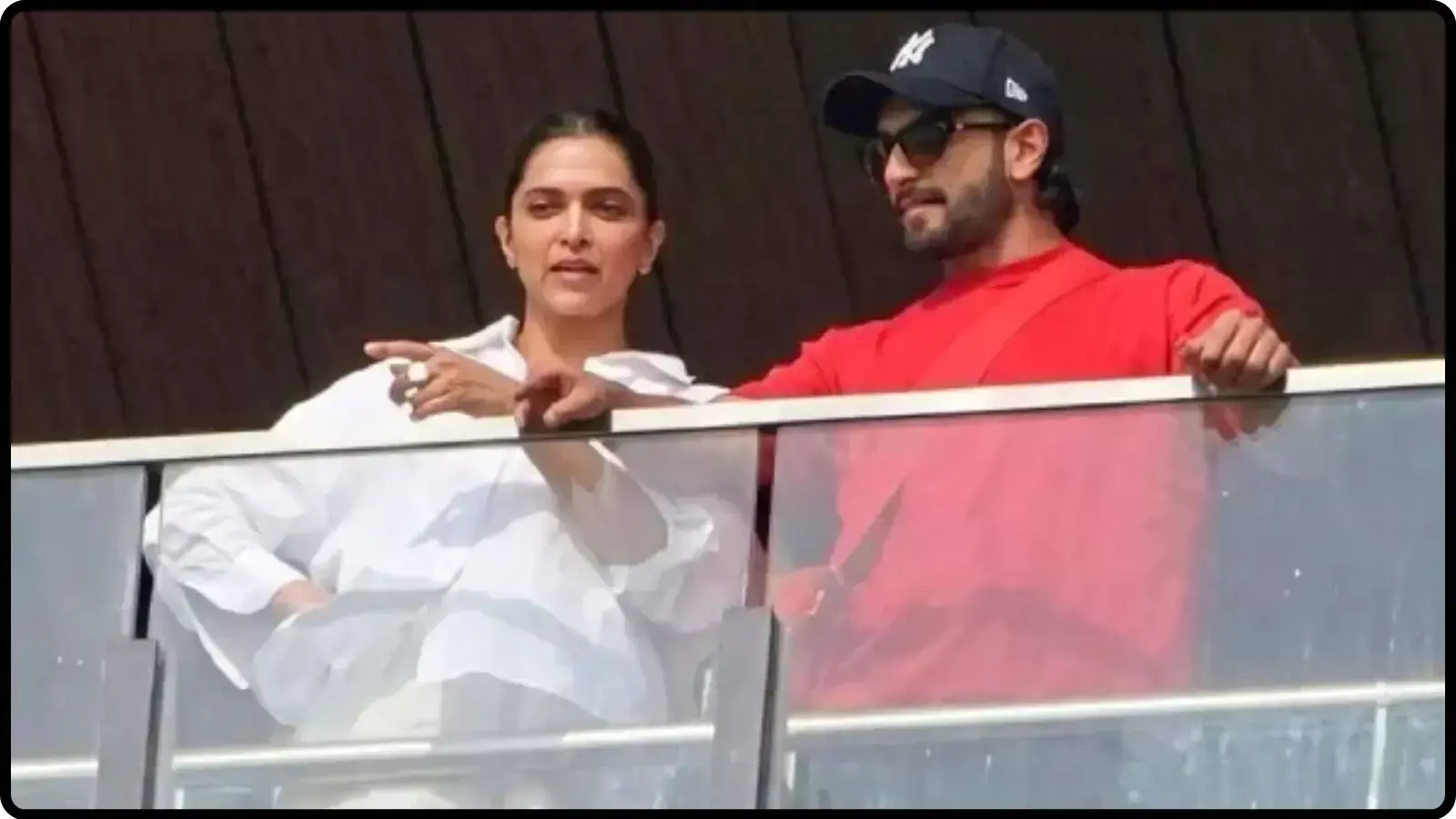 एक इनडोर कार्यक्रम के दौरान मुस्कुराते हुए साथ खड़े अभिनेता रणवीर सिंह और अभिनेत्री दीपिका पादुकोण।