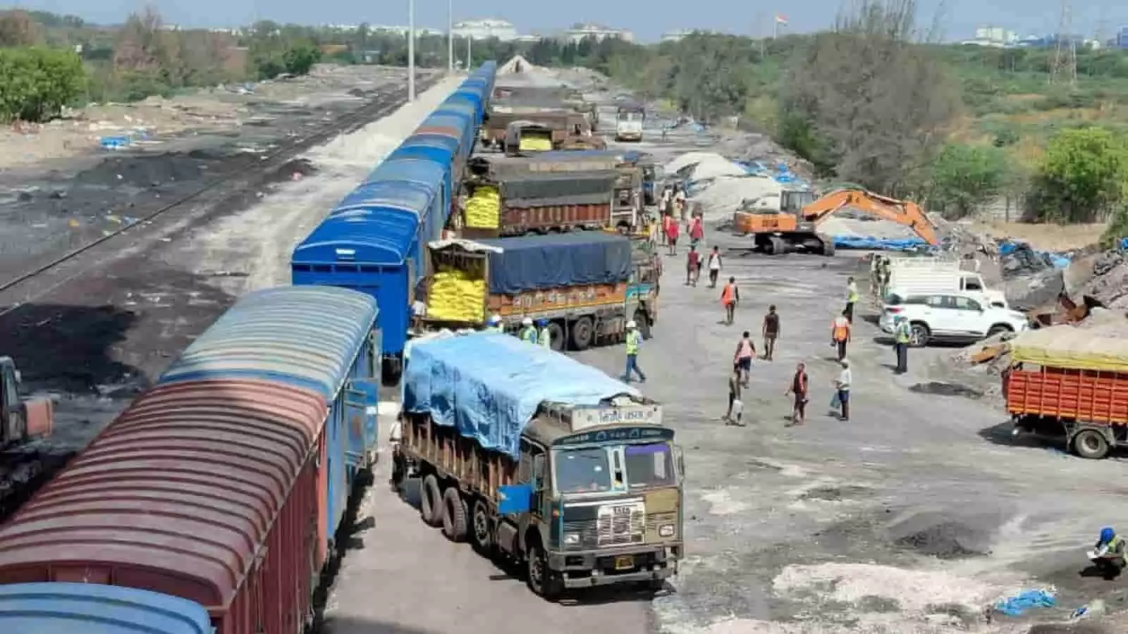 दहेज अदाणी पोर्ट साइडिंग पर मालगाड़ी के डिब्बों में उर्वरक की बोरियों का लदान करते श्रमिक और खड़े मालवाहक ट्रक। दहेज अदाणी पोर्ट साइडिंग पर मालगाड़ी के डिब्बों में उर्वरक की बोरियों का लदान करते श्रमिक और खड़े मालवाहक ट्रक।