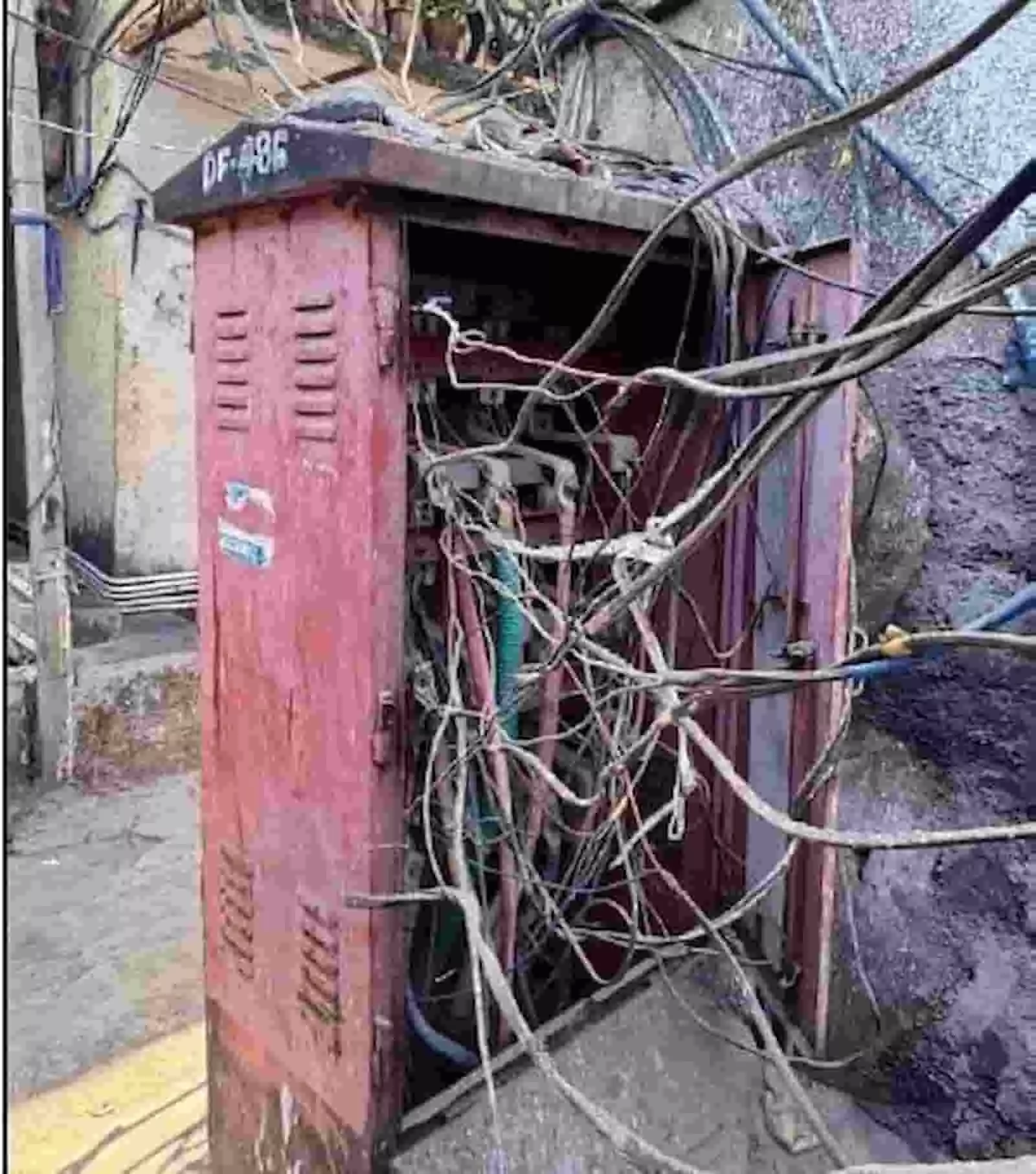 तस्वीर में मुंबई का एक असुरक्षित बिजली वितरण बॉक्स और खुले तार दिख रहे हैं।