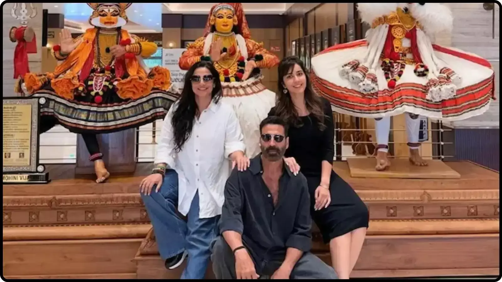 केरल के पारंपरिक परिधान पहने कलाकारों के आगे बैठे हुए अभिनेत्री विद्या बालन, अभिनेता अक्षय कुमार और अभिनेत्री राशि खन्ना।