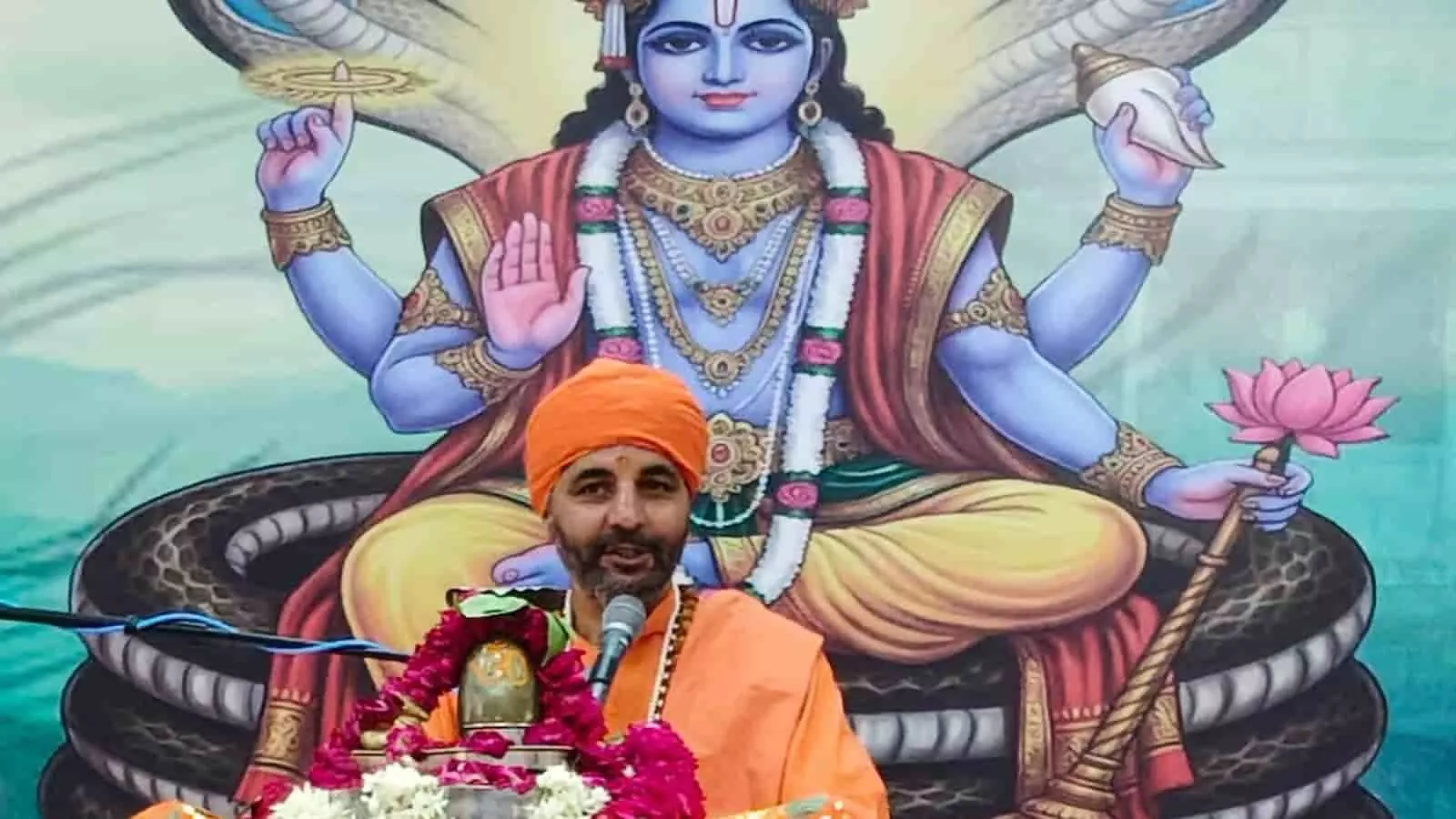 हरि शेवा उदासीन आश्रम भीलवाड़ा में भगवान विष्णु के चित्र के आगे प्रवचन देते स्वामी डॉ. निर्मल दास महाराज।
