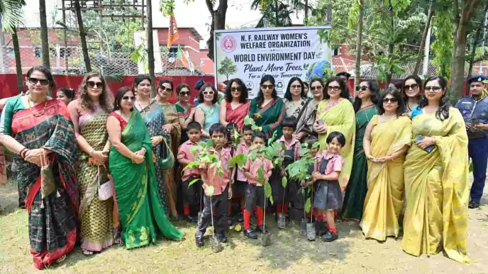 तस्वीर में एनएफआरडब्ल्यूडब्ल्यूओ की अध्यक्ष शालिनी श्रीवास्तव स्कूल के बच्चों को पौधे वितरित कर रही हैं।