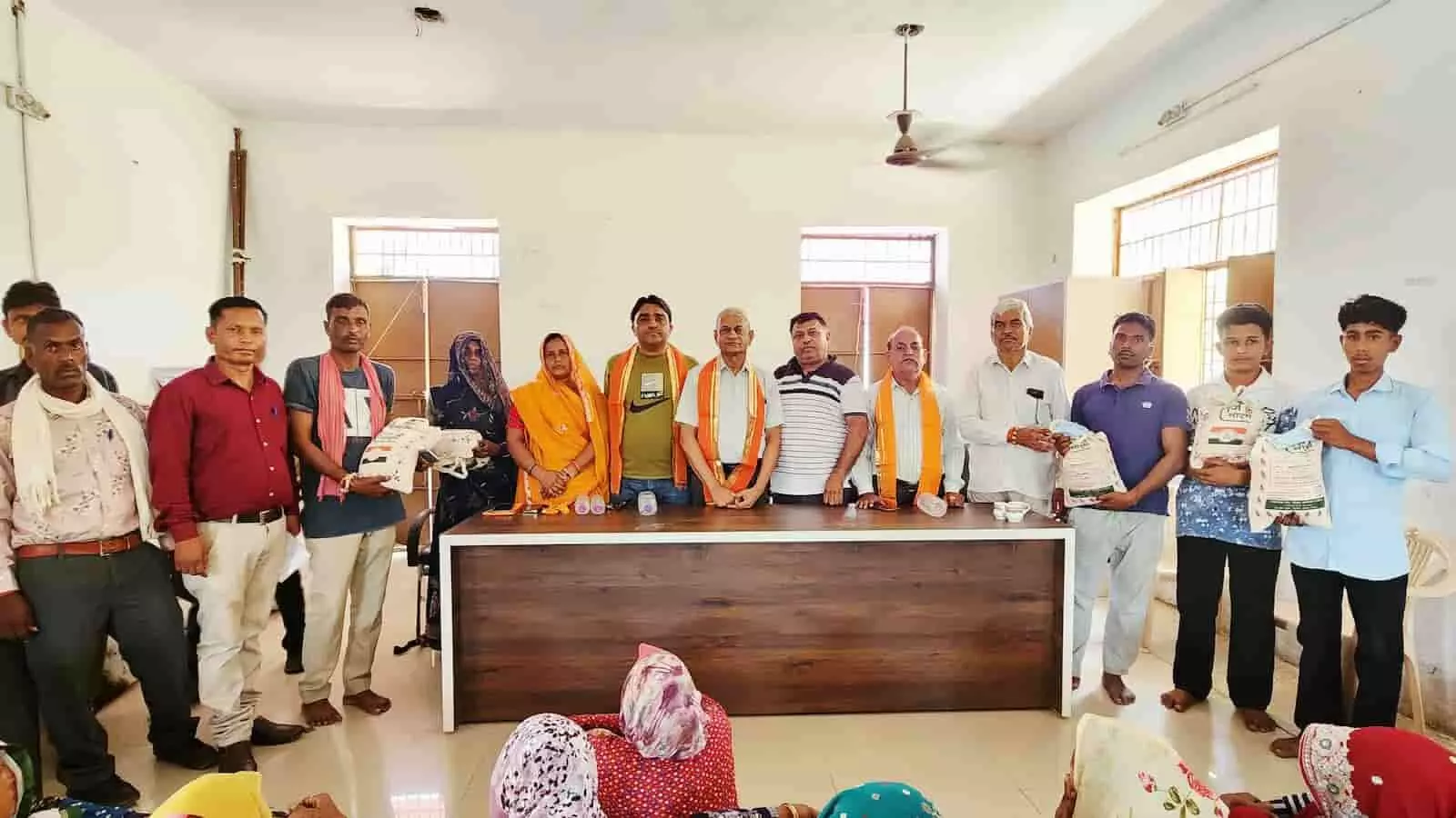 तस्वीर में खेरवाड़ा में भाजपा नेता किसानों को मक्का बीज किट वितरित कर रहे हैं। तस्वीर में खेरवाड़ा में भाजपा नेता किसानों को मक्का बीज किट वितरित कर रहे हैं।
