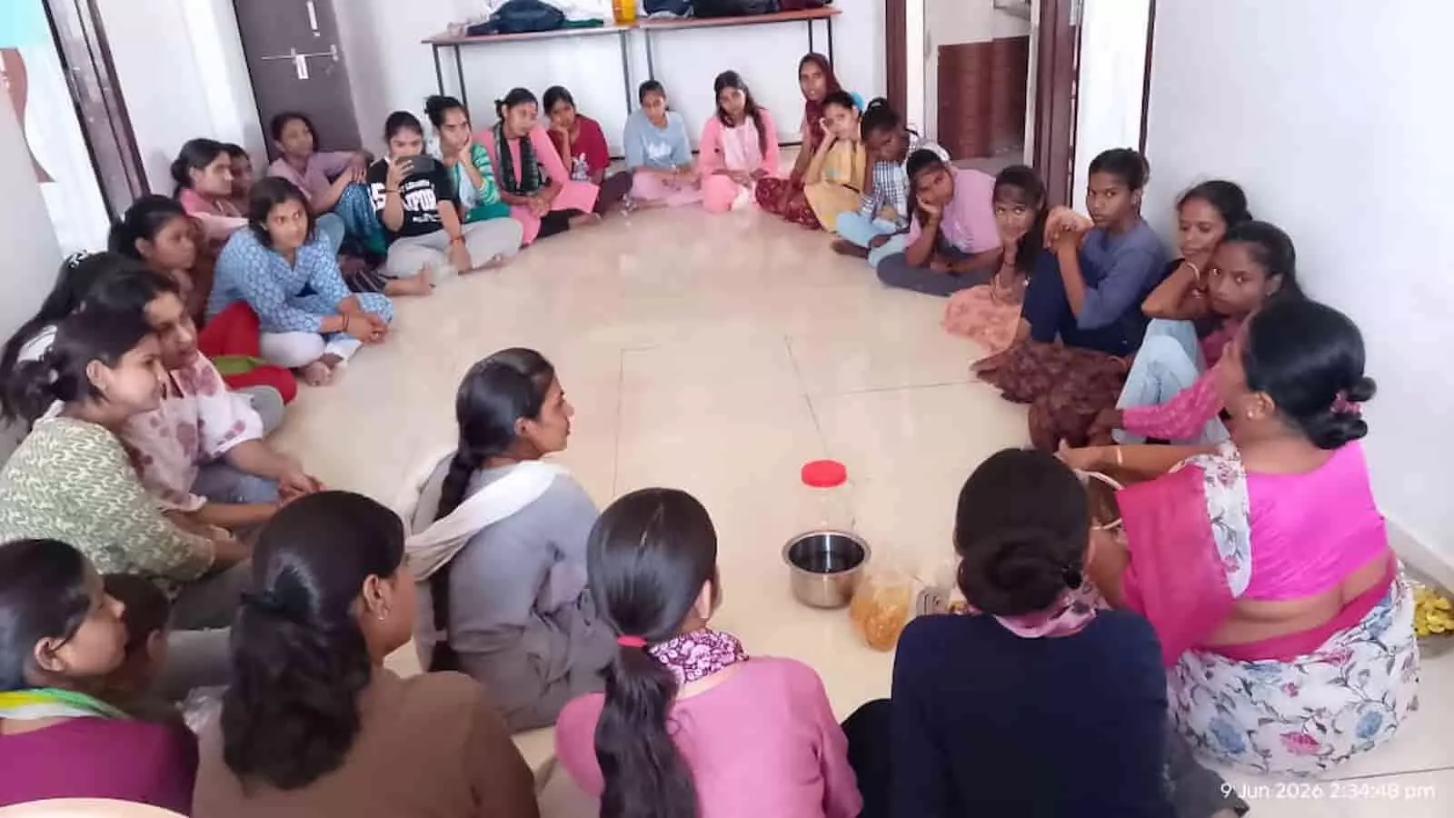 फतेहनगर में विकल्प संस्थान के अचार निर्माण प्रशिक्षण कार्यक्रम के दौरान जमीन पर घेरा बनाकर बैठीं महिलाएं। फतेहनगर में विकल्प संस्थान के अचार निर्माण प्रशिक्षण कार्यक्रम के दौरान जमीन पर घेरा बनाकर बैठीं महिलाएं।