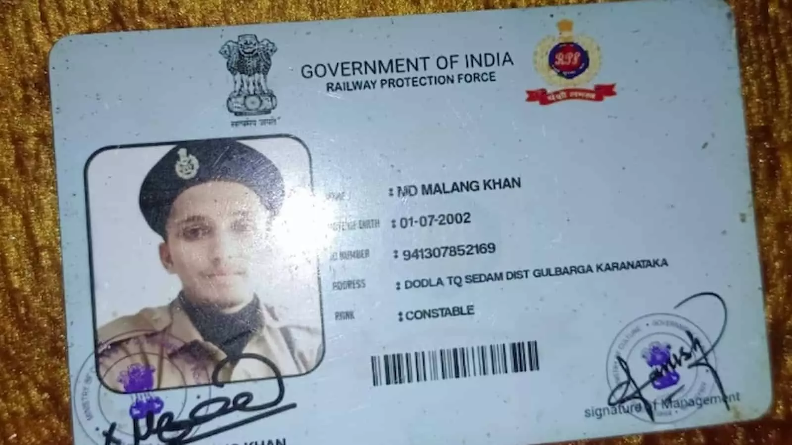 मुंबई में पकड़े गए फर्जी आरपीएफ कांस्टेबल एमडी मलंग खान का नकली पहचान पत्र जिस पर गवर्नमेंट ऑफ इंडिया लिखा है।