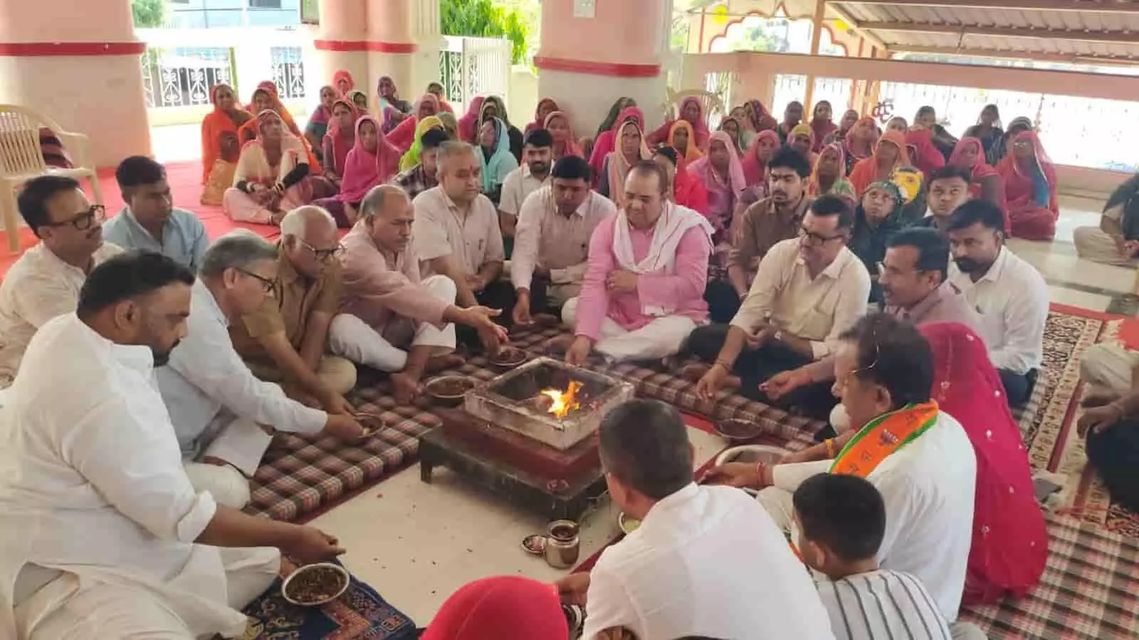 ब्यावर के आशापुरा माता मंदिर में यज्ञ वेदी के चारों ओर बैठकर आहुति देते जनप्रतिनिधि और प्रशासनिक अधिकारी। ब्यावर के आशापुरा माता मंदिर में यज्ञ वेदी के चारों ओर बैठकर आहुति देते जनप्रतिनिधि और प्रशासनिक अधिकारी।