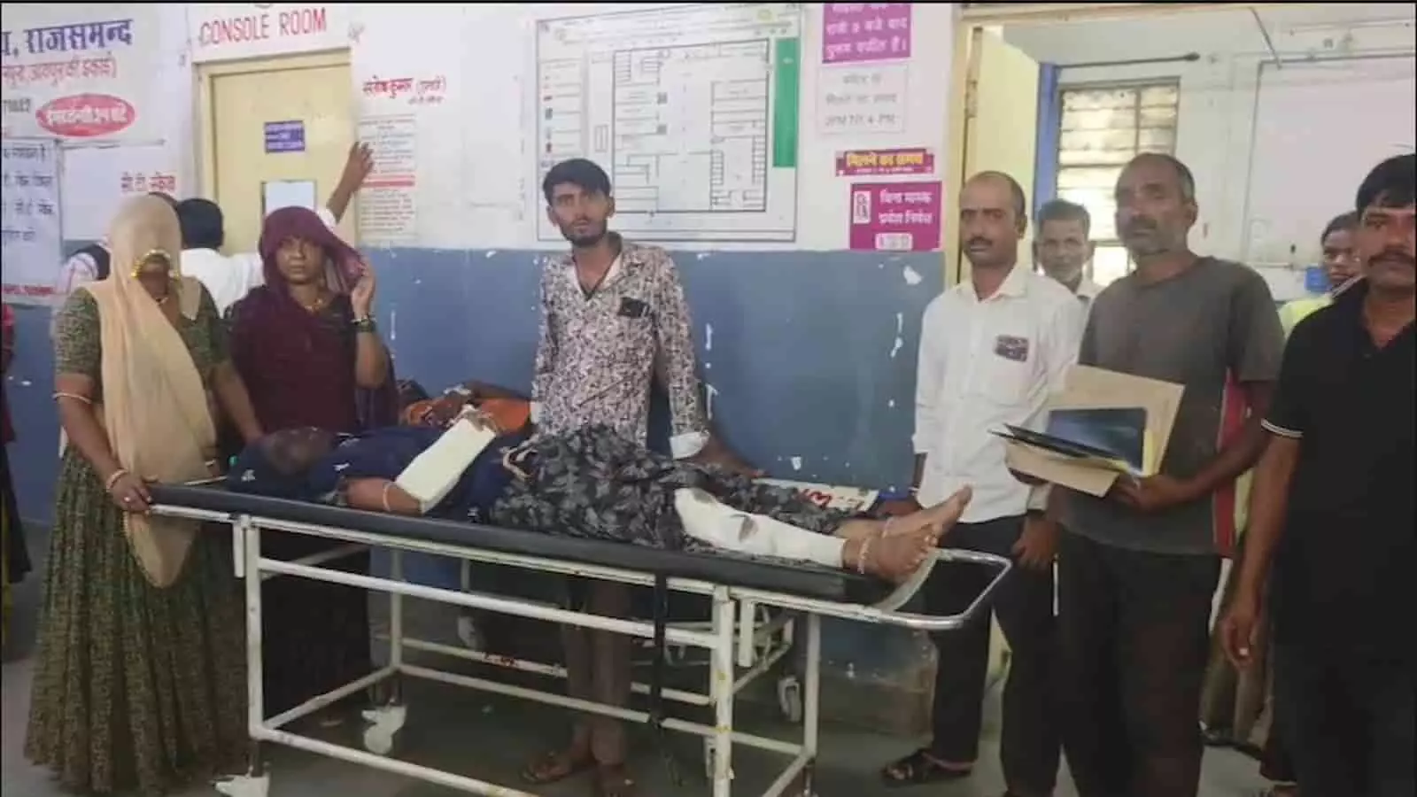 देवगढ़ अस्पताल के भीतर स्ट्रेचर पर लेटी घायल महिला और उसके पास खड़े लोग। देवगढ़ अस्पताल के भीतर स्ट्रेचर पर लेटी घायल महिला और उसके पास खड़े लोग।