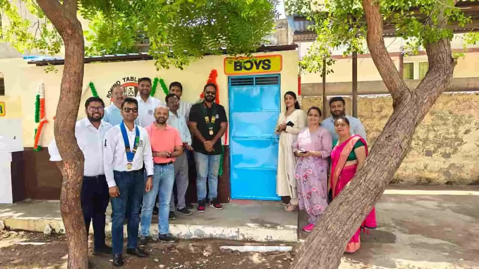 कोटा के राजकीय उच्च माध्यमिक विद्यालय में नवनिर्मित बालक शौचालय ब्लॉक के बाहर खड़े राउंड टेबल 281 के सदस्य। कोटा के राजकीय उच्च माध्यमिक विद्यालय में नवनिर्मित बालक शौचालय ब्लॉक के बाहर खड़े राउंड टेबल 281 के सदस्य।