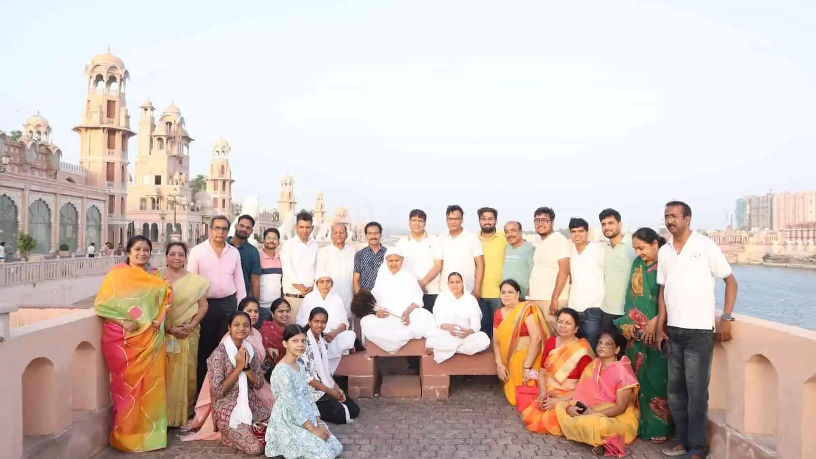 कोटा के जैन मंदिर में आर्यिका स्वस्ति भूषण माताजी के ससंघ उपस्थित श्रद्धालु समूह चित्र में खड़े हैं। कोटा के जैन मंदिर में आर्यिका स्वस्ति भूषण माताजी के ससंघ उपस्थित श्रद्धालु समूह चित्र में खड़े हैं।