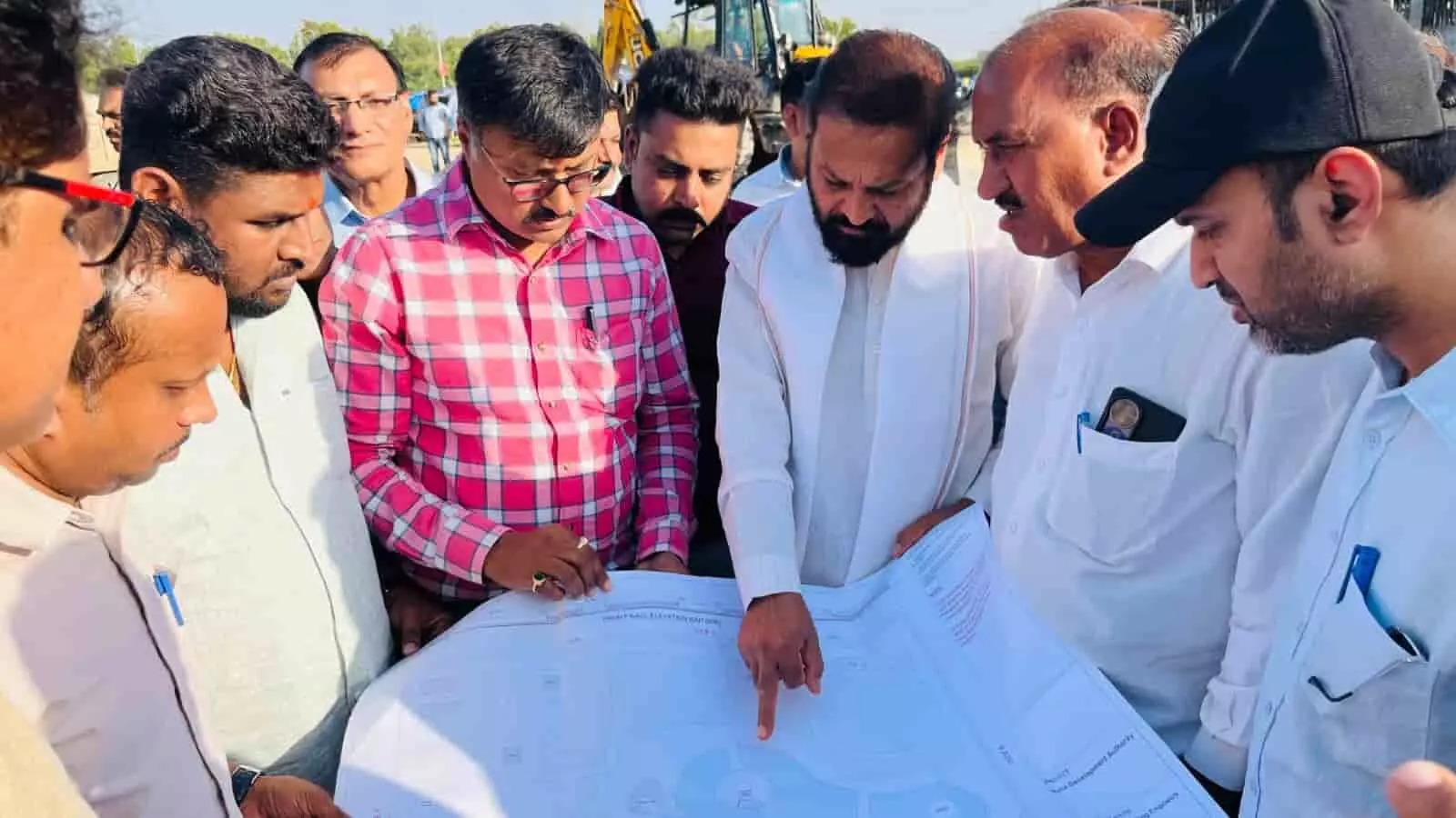 कोटा में वैदिक पार्क निर्माण स्थल पर केडीए अधिकारियों को नक्शे में निर्देश देते विधायक संदीप शर्मा और अन्य गणमान्य लोग। कोटा में वैदिक पार्क निर्माण स्थल पर केडीए अधिकारियों को नक्शे में निर्देश देते विधायक संदीप शर्मा और अन्य गणमान्य लोग।