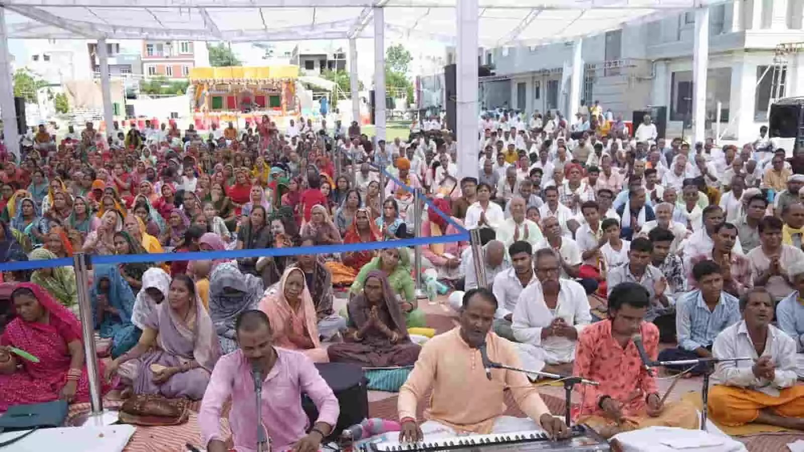 कोटा के धरणीधर गार्डन में संगीतकारों के सामने जमीन पर बैठकर भागवत कथा सुनते श्रद्धालु पुरुष और महिलाएं। कोटा के धरणीधर गार्डन में संगीतकारों के सामने जमीन पर बैठकर भागवत कथा सुनते श्रद्धालु पुरुष और महिलाएं।