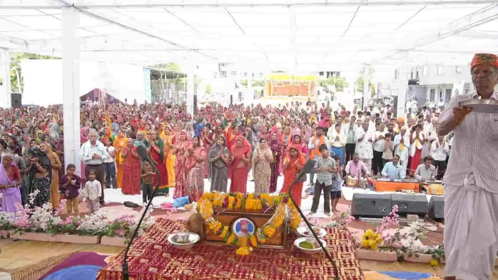कोटा के श्री धरणीधर गार्डन में श्रीमद्भागवत कथा महोत्सव के दौरान आरती में शामिल होते श्रद्धालु और उपस्थित भीड़। कोटा के श्री धरणीधर गार्डन में श्रीमद्भागवत कथा महोत्सव के दौरान आरती में शामिल होते श्रद्धालु और उपस्थित भीड़।