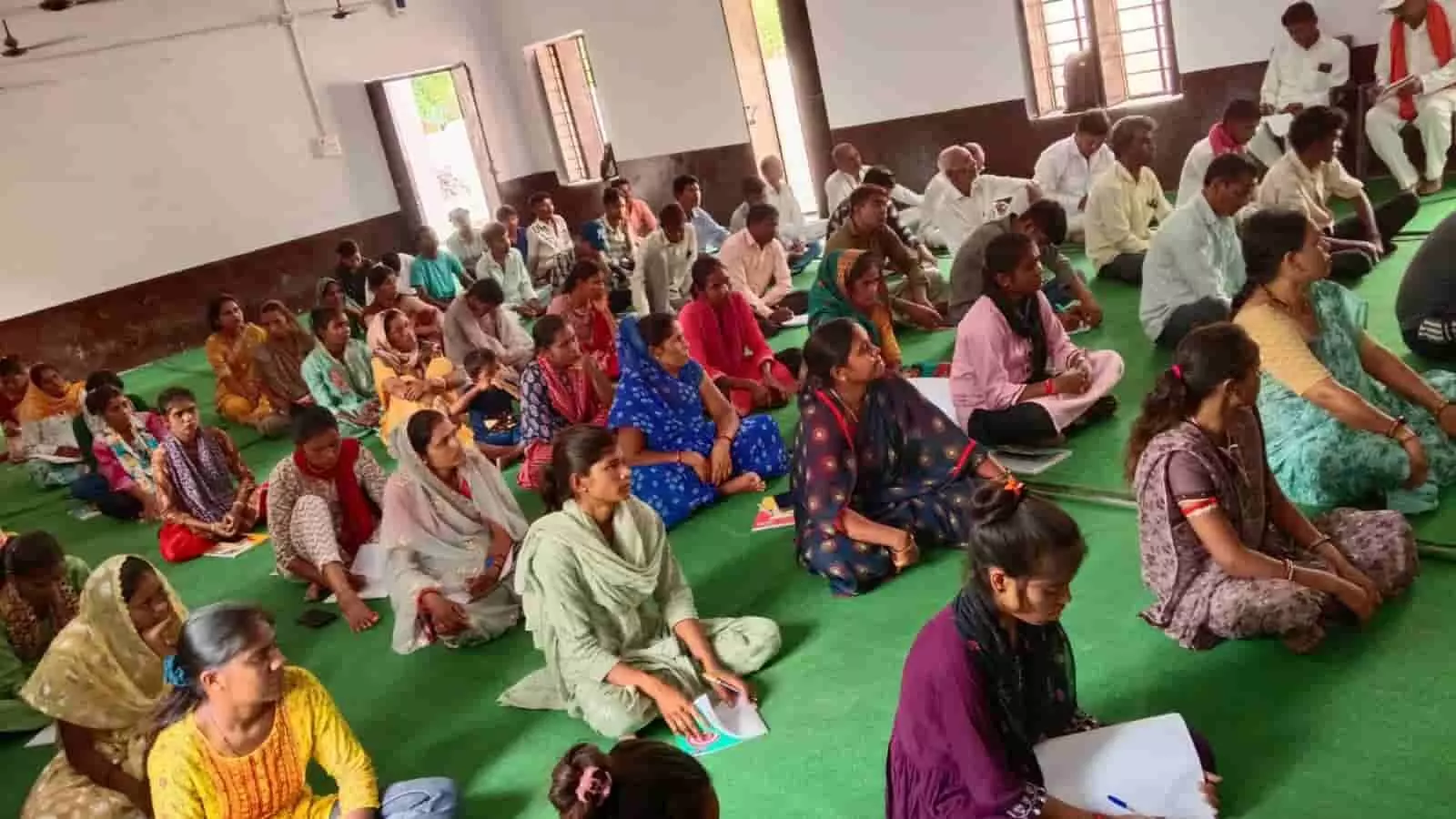 विद्या निकेतन विद्यालय खेरवाड़ा में विद्या भारती जनजाति समिति के प्रशिक्षण वर्ग के दौरान जमीन पर बैठे हुए प्रतिभागी आचार्य और दीदियां। विद्या निकेतन विद्यालय खेरवाड़ा में विद्या भारती जनजाति समिति के प्रशिक्षण वर्ग के दौरान जमीन पर बैठे हुए प्रतिभागी आचार्य और दीदियां।