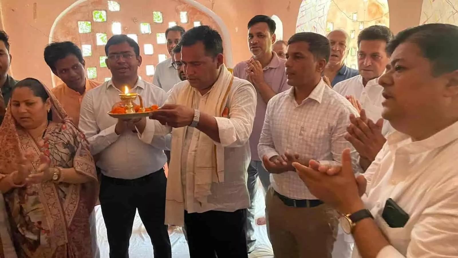 गंगापुर सिटी के प्राचीन रघुनाथ मंदिर में विशेष पूजन के दौरान आरती की थाल लिए अनुष्ठान करते अतिथि और श्रद्धालु। गंगापुर सिटी के प्राचीन रघुनाथ मंदिर में विशेष पूजन के दौरान आरती की थाल लिए अनुष्ठान करते अतिथि और श्रद्धालु।